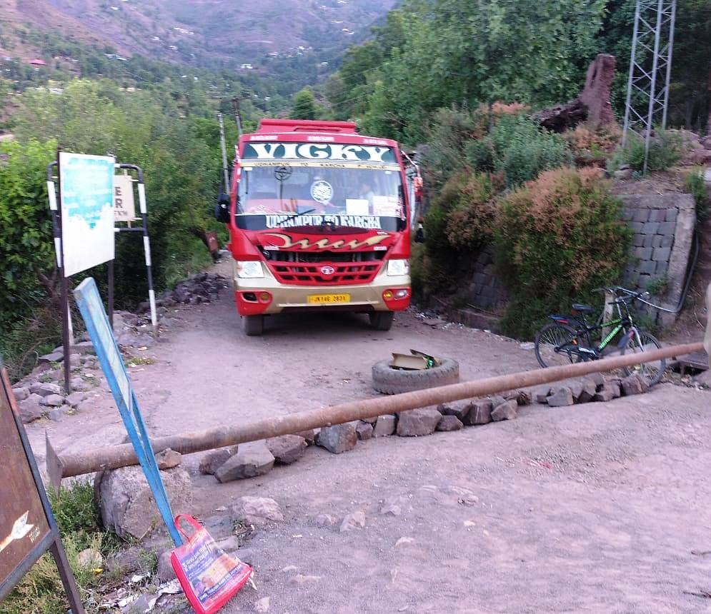 उधमपुर: लांदर स्कूल के बच्चों द्वारा रास्ता बंद किया गया व प्रदर्शन करते हुए स्कूली छात्र.