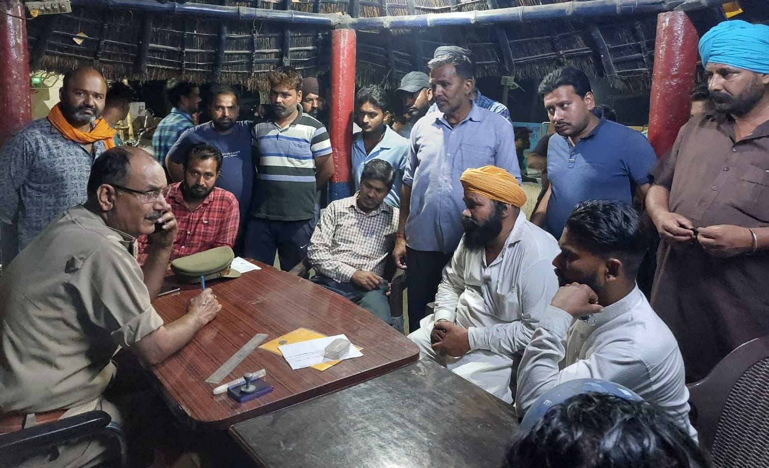 आसाम चौकी पर पुलिस से बातचीत करते डेयरी संचालक। संवाद