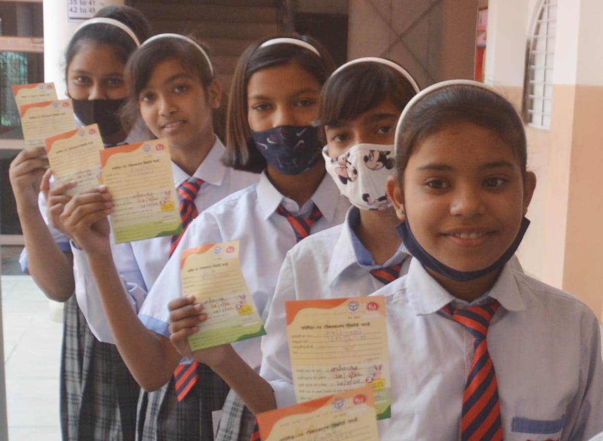 बागपत के सेंट एंजेल्स पब्लिक स्कूल में वैक्सीन लगवाने के बाद कार्ड दिखाती छात्राएं बागपत के सेंट एंजेल्स पब्लिक स्कूल में वैक्सीन लगवाने के बाद कार्ड दिखाती छात्राएं