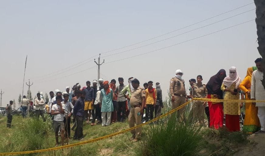 भरथना में नहर किनारे घटना स्थल पर मौजूद भीड़। संवाद भरथना में नहर किनारे घटना स्थल पर मौजूद भीड़। संवाद