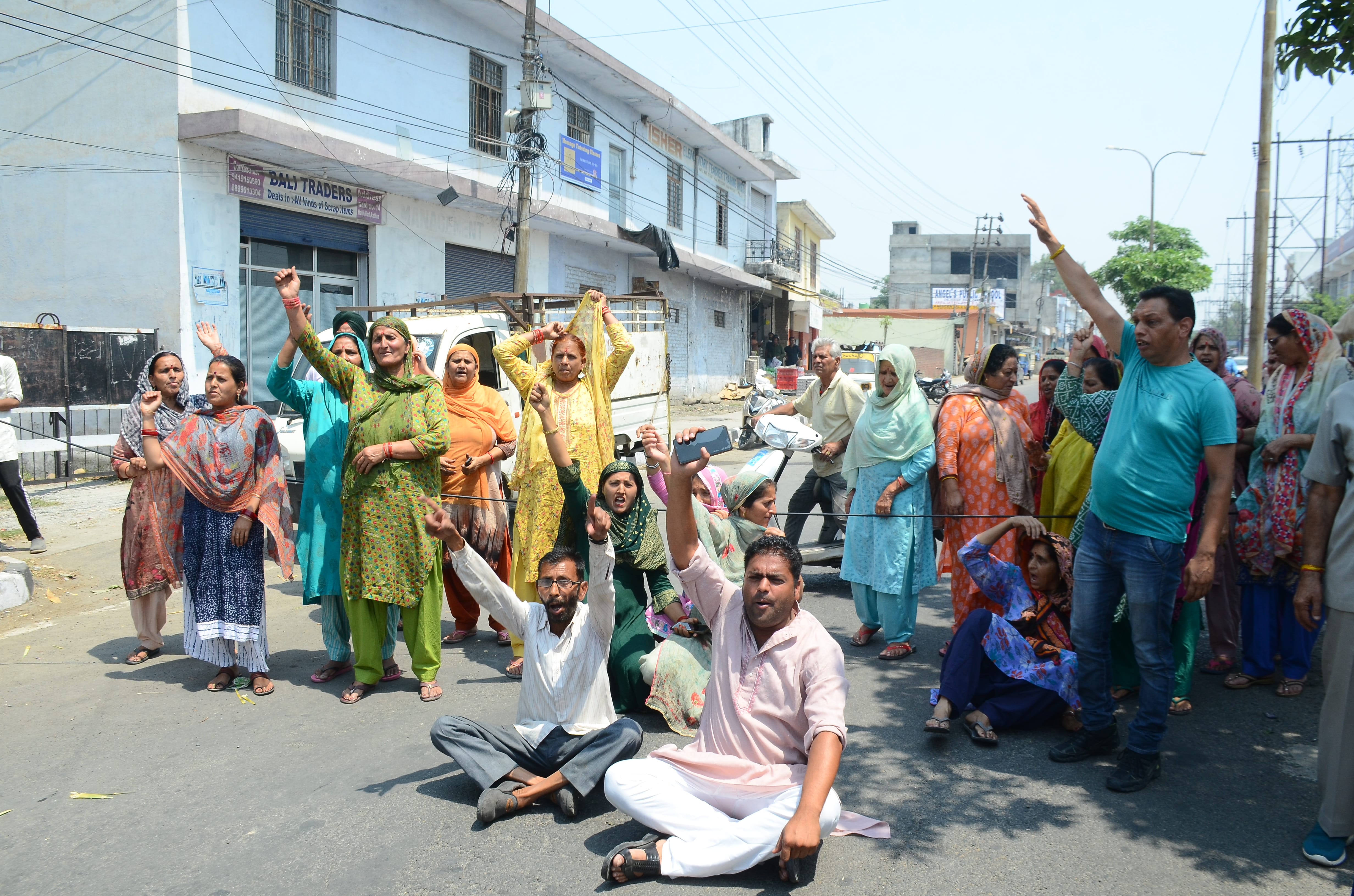 बिजली पानी की समस्या का समाधान किए जाने की मांग को लेकर प्रदर्शन करते वार्ड 13 के लोग। संवाद