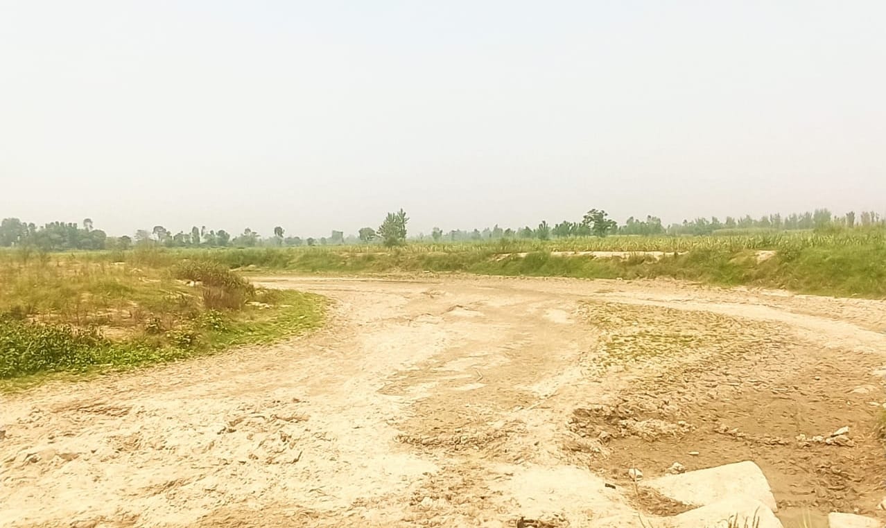 बिजनौर में किरतपुर-बुडगरा के बीच सूखी मालन नदी। बिजनौर में किरतपुर-बुडगरा के बीच सूखी मालन नदी।
