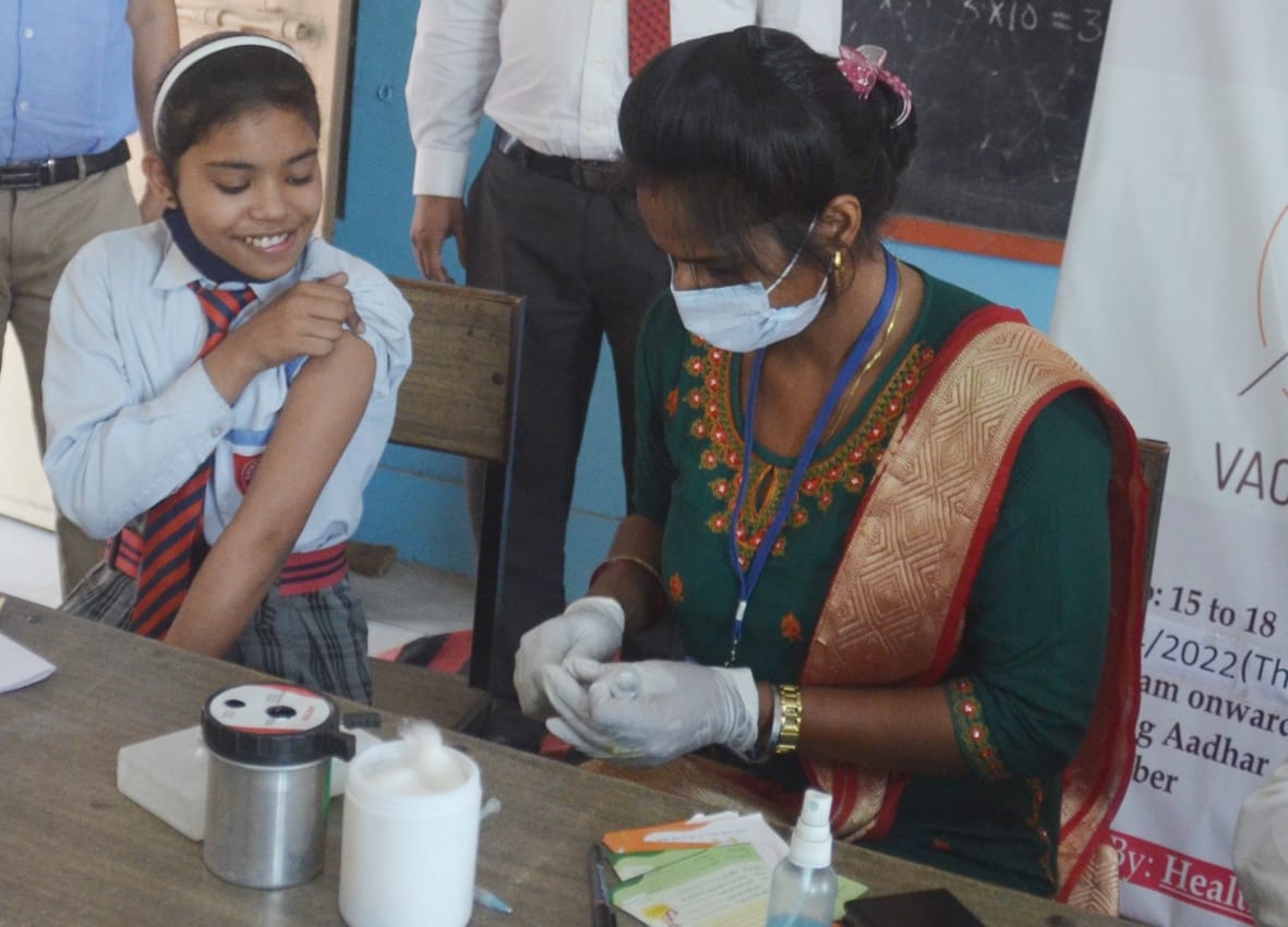 चेहरे पर मुस्कान: बागपत के सेंट एंजेल्स पब्लिक स्कूल में वैक्सीन लगवाने के दौरान चेहरे पर मुस्का? चेहरे पर मुस्कान: बागपत के सेंट एंजेल्स पब्लिक स्कूल में वैक्सीन लगवाने के दौरान चेहरे पर मुस्का?