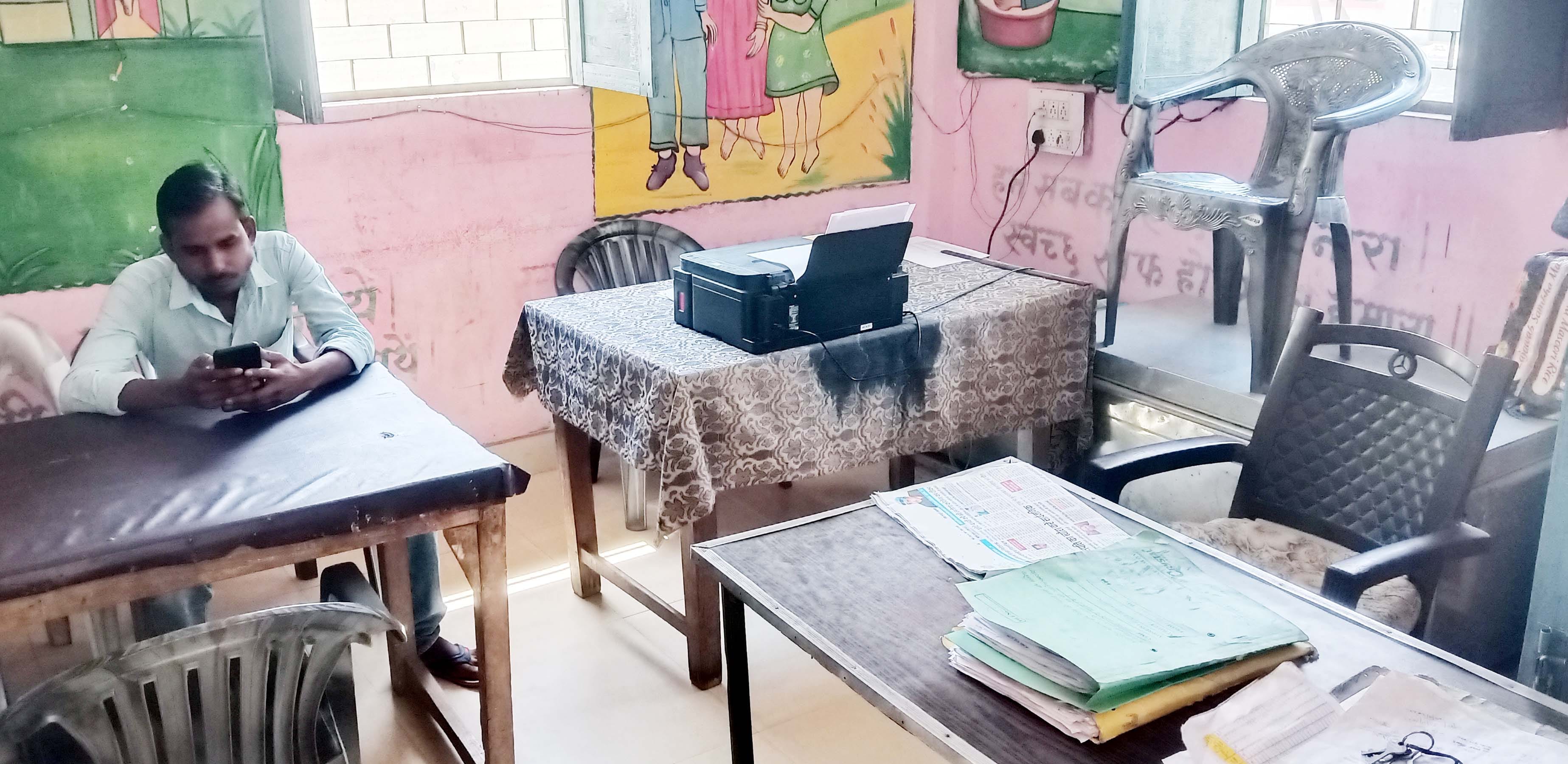 एडीओ पंचायत के कार्यालय में मोबाइल पर व्यस्त खंड प्रेरक