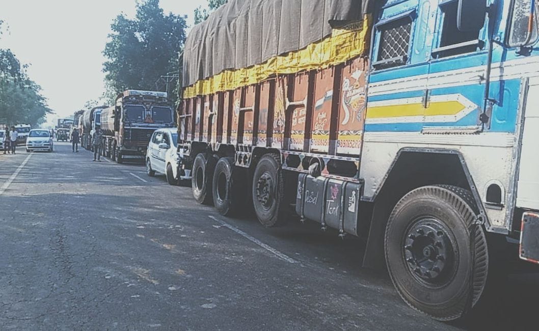 गजरौला में सड़क हादसे के बाद हाइवे पर लगा जाम। संवाद गजरौला में सड़क हादसे के बाद हाइवे पर लगा जाम। संवाद