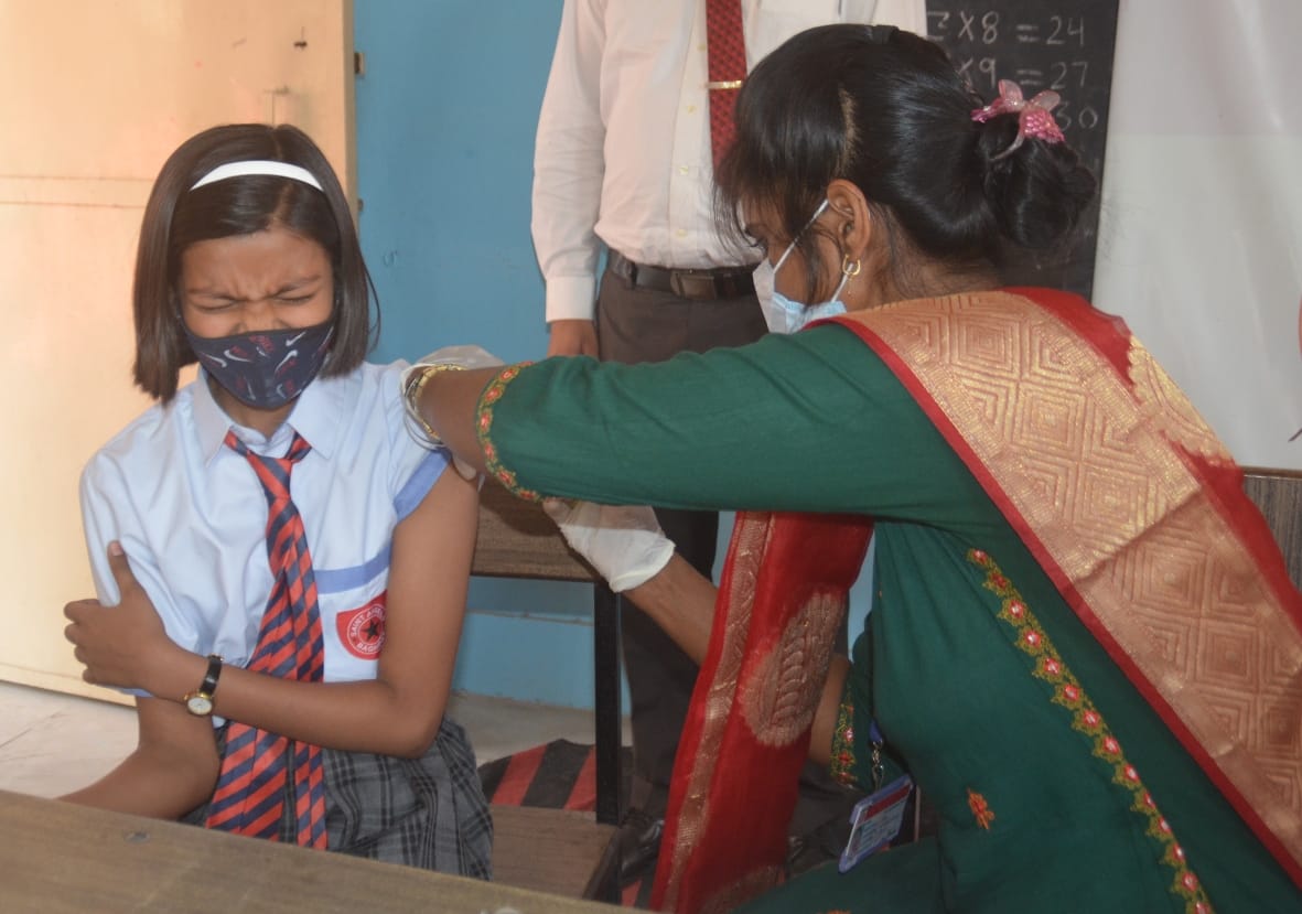 ईई: बागपत के सेंट एंजेल्स पब्लिक स्कूल में वैक्सीन लगवाती छात्रा ईई: बागपत के सेंट एंजेल्स पब्लिक स्कूल में वैक्सीन लगवाती छात्रा