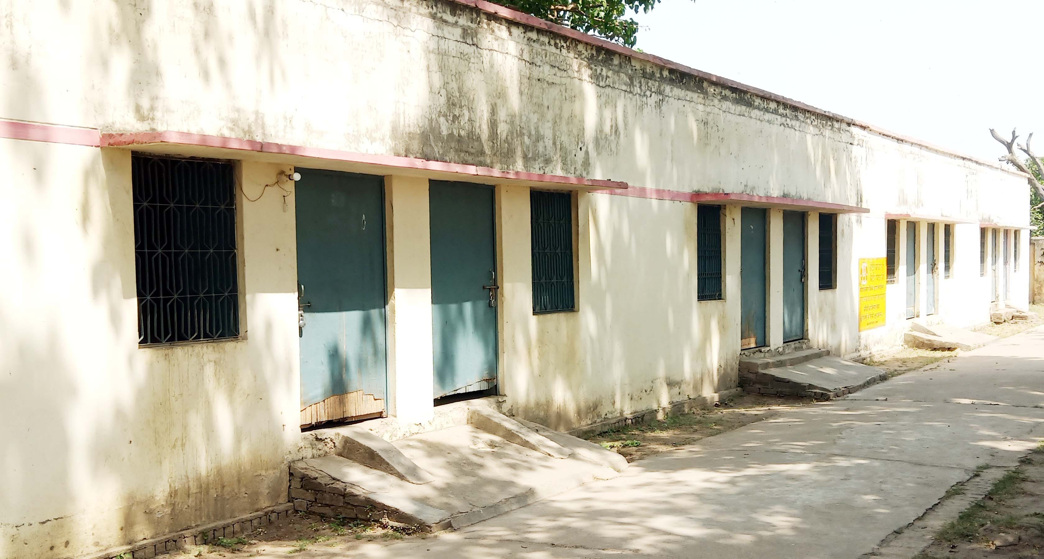 खुटार ब्लाक में बंद पड़े ग्राम पंचायत सचिवों के कार्यालय