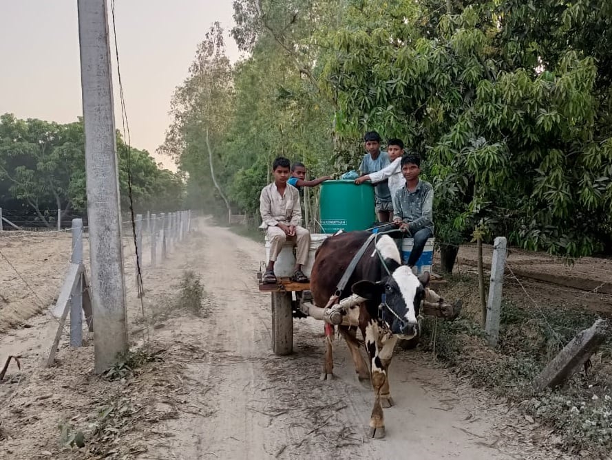 मिर्जापुर के गांव शाहपुर गाड़ा में राजबाहे से बोगी में पानी भरकर लाते किशोर मिर्जापुर के गांव शाहपुर गाड़ा में राजबाहे से बोगी में पानी भरकर लाते किशोर