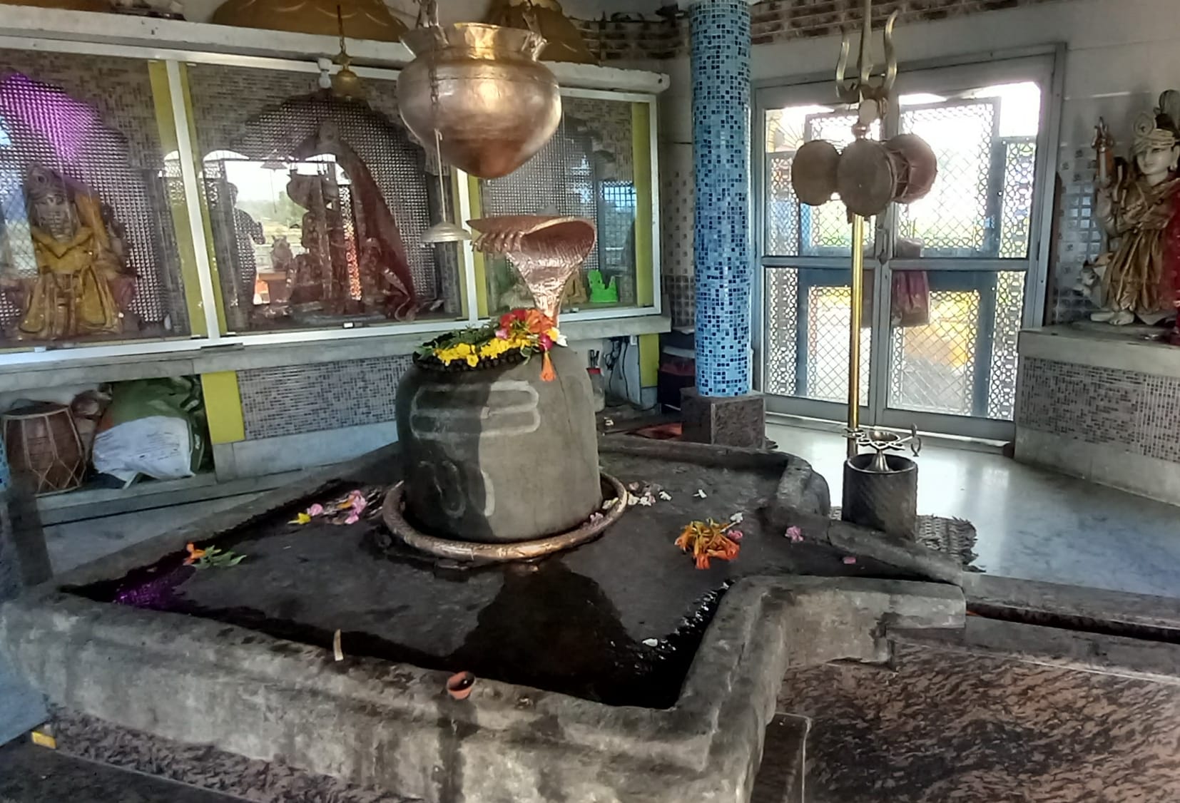 नजीबाबाद के मयूरेश्वर मंदिर में स्थापित मालन नदी के क्षेत्र में मिला प्राचीन शिवलिंग। नजीबाबाद के मयूरेश्वर मंदिर में स्थापित मालन नदी के क्षेत्र में मिला प्राचीन शिवलिंग।