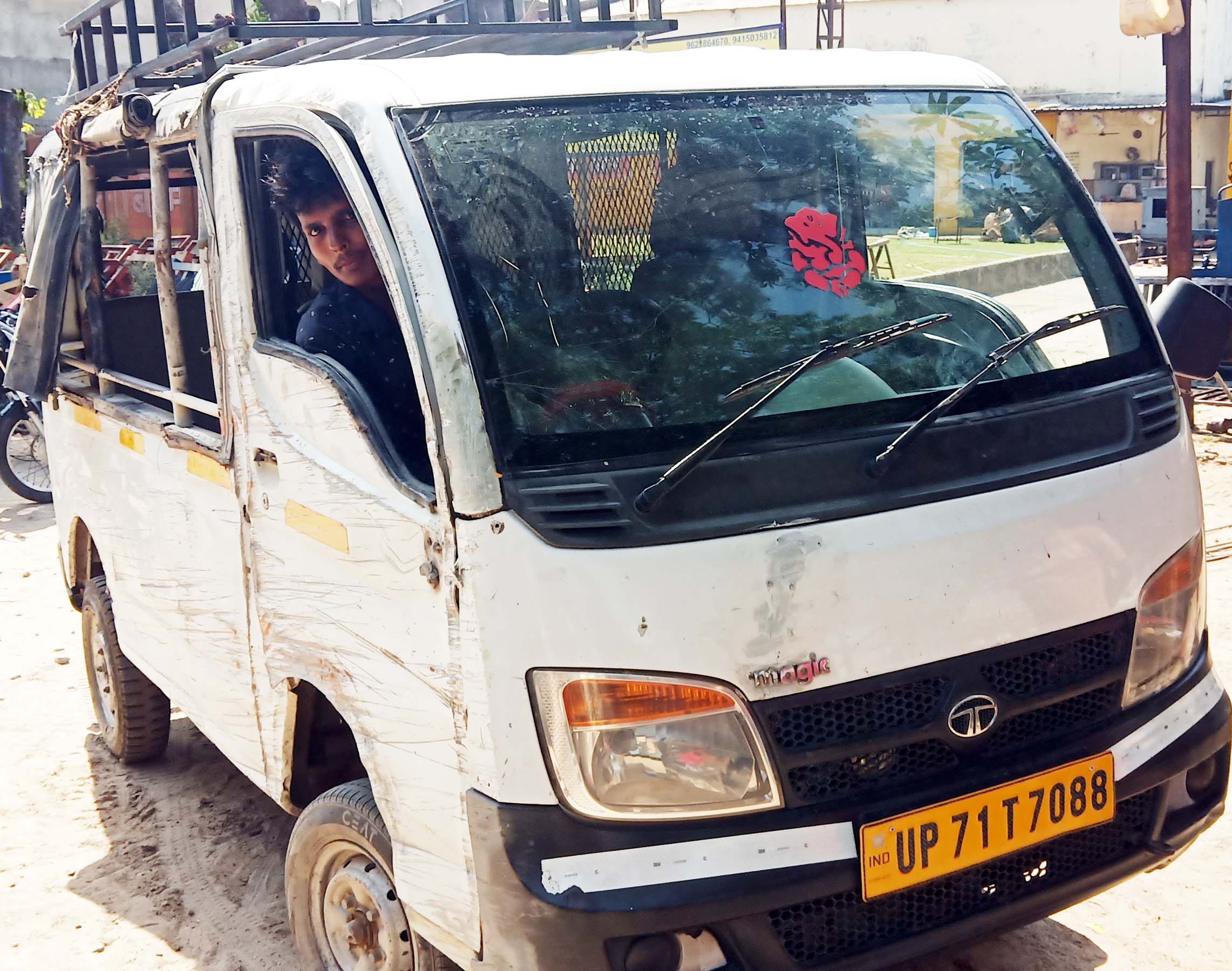 पुवायां में शाहजहांपुर रोड इसी मैजिक वाहन के पलटने से हुई बच्चे की मौत पुवायां में शाहजहांपुर रोड इसी मैजिक वाहन के पलटने से हुई बच्चे की मौत