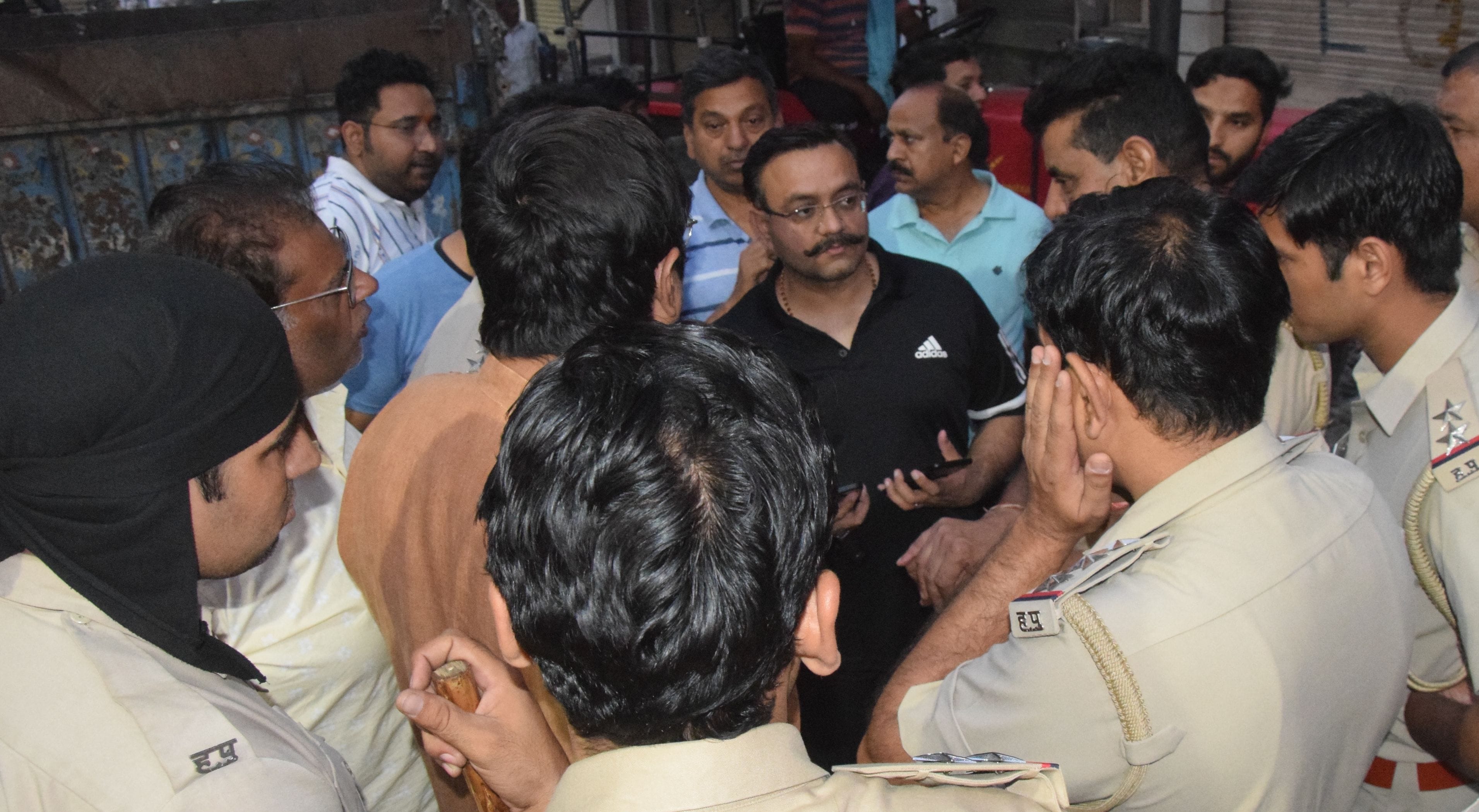 रेलवे रोड पर नगर निगम की टीम अतिक्रमण हटाने पहुंची तो पुलिस से विरोध करते व्यापारी नेता हेमंत बख् रेलवे रोड पर नगर निगम की टीम अतिक्रमण हटाने पहुंची तो पुलिस से विरोध करते व्यापारी नेता हेमंत बख्