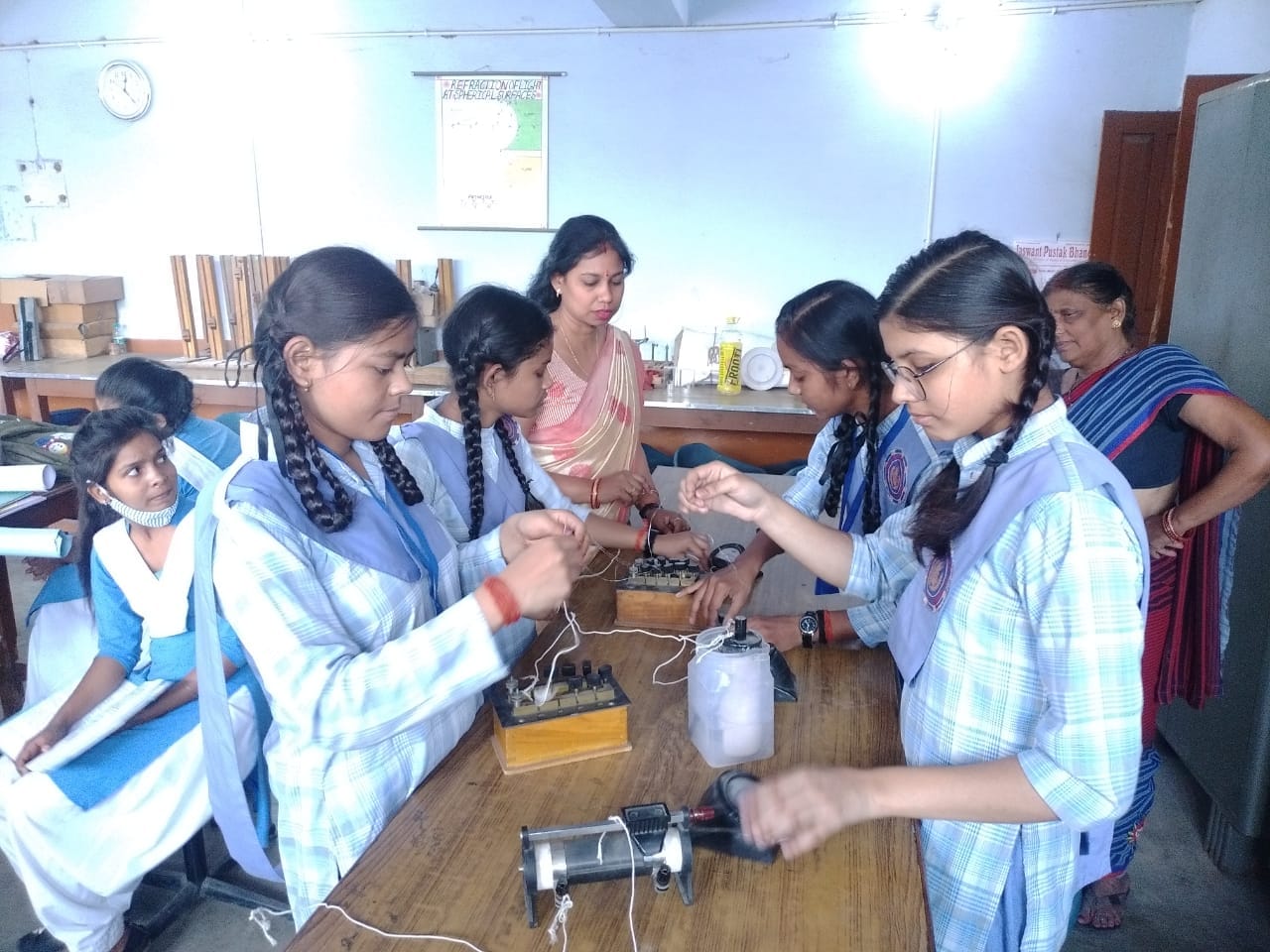 शाहजहांपुर के डॉ. सुदामा प्रसाद बाल विद्या मंदिर में फिजिक्स का प्रेक्टिकल देतीं छात्राएं शाहजहांपुर के डॉ. सुदामा प्रसाद बाल विद्या मंदिर में फिजिक्स का प्रेक्टिकल देतीं छात्राएं