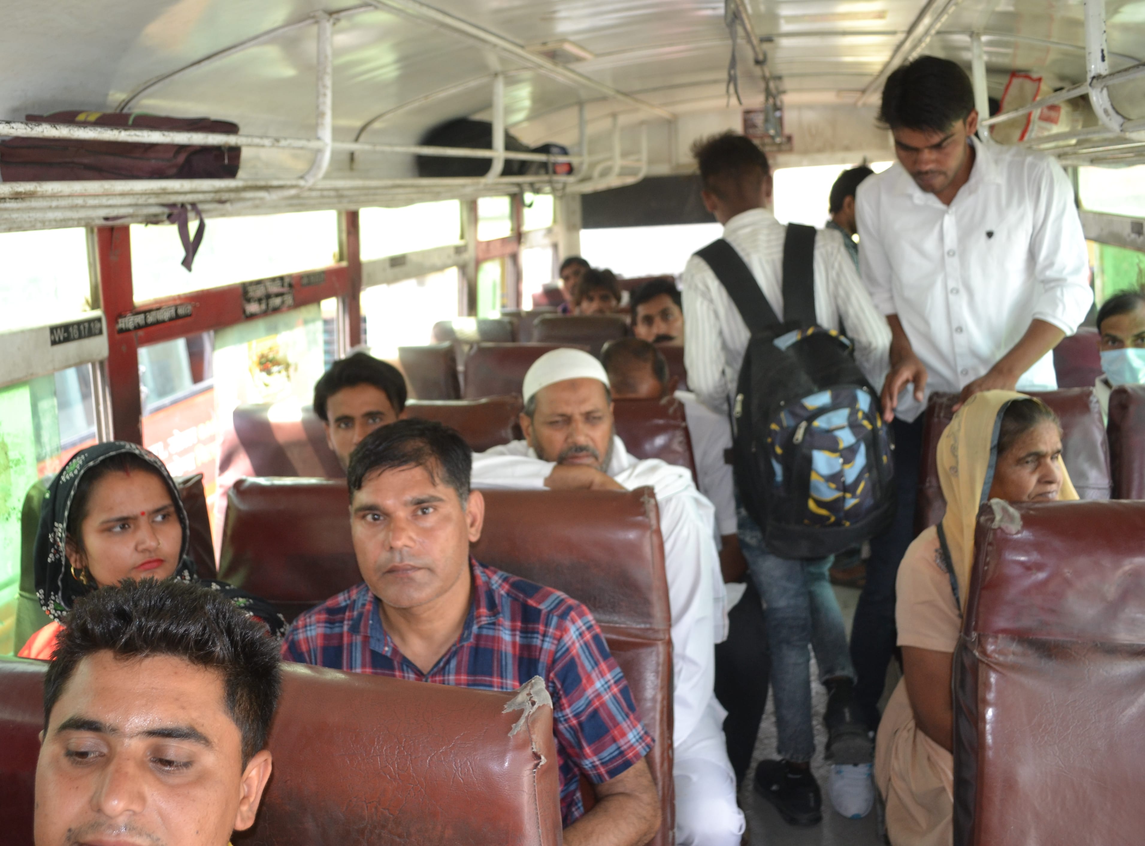 शामली  1137 पर रोडवेज बस अड्डे में बिना मास्क बैठे यात्री।