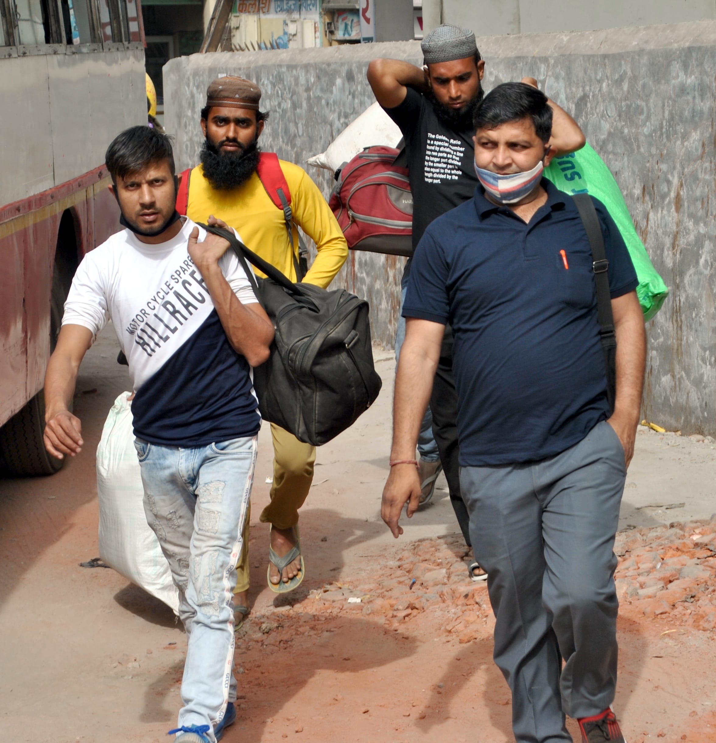 शामली  11.40  पर रोडवेज बस अड्डे पर बिना मास्क पहुंचे यात्री।