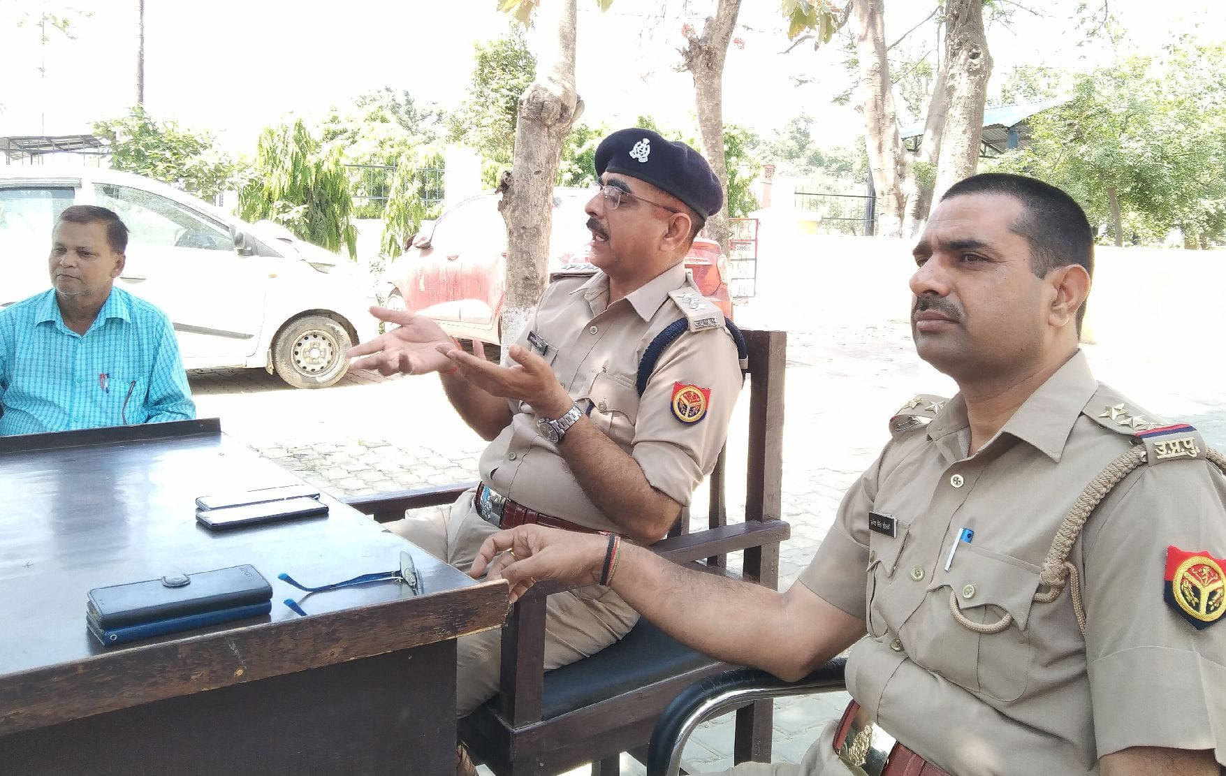 तिलहर थाने पर छात्राओं को संबोधित करते पुलिस उपाधीक्षक अरविंद कुमार सिंह पास बैठे कोतवाल उमेश स?