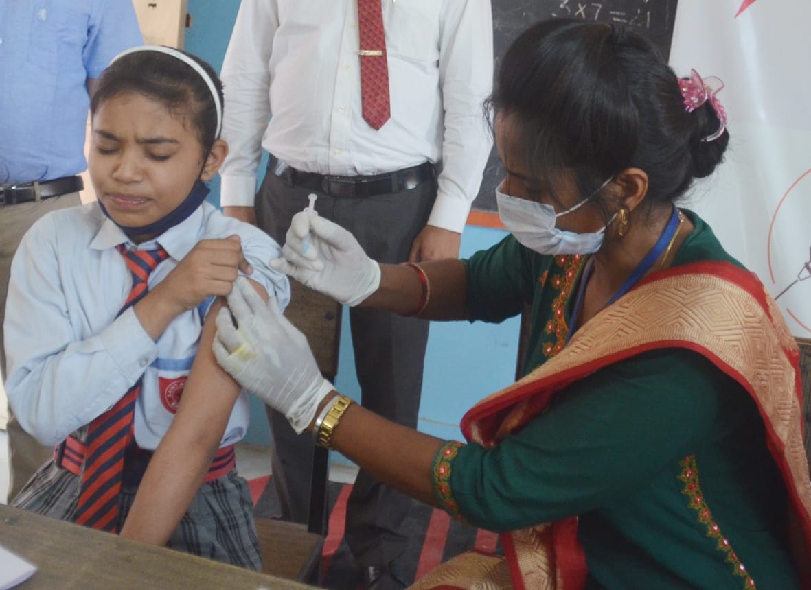 उफ... बागपत के सेंट एंजेल्स पब्लिक स्कूल में वैक्सीन लगवाती छात्रा उफ... बागपत के सेंट एंजेल्स पब्लिक स्कूल में वैक्सीन लगवाती छात्रा
