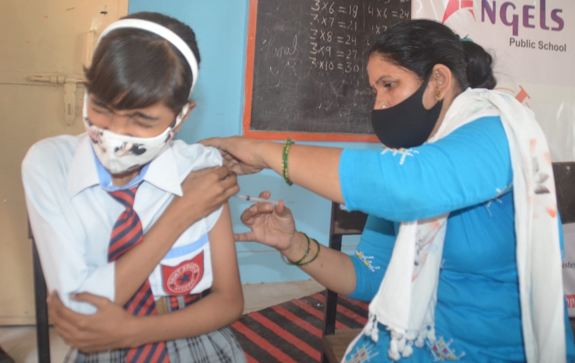 ऊईई,,, दर्द हो रहा: बागपत के सेंट एंजेल्स पब्लिक स्कूल में वैक्सीन लगवाती छात्रा ऊईई,,, दर्द हो रहा: बागपत के सेंट एंजेल्स पब्लिक स्कूल में वैक्सीन लगवाती छात्रा