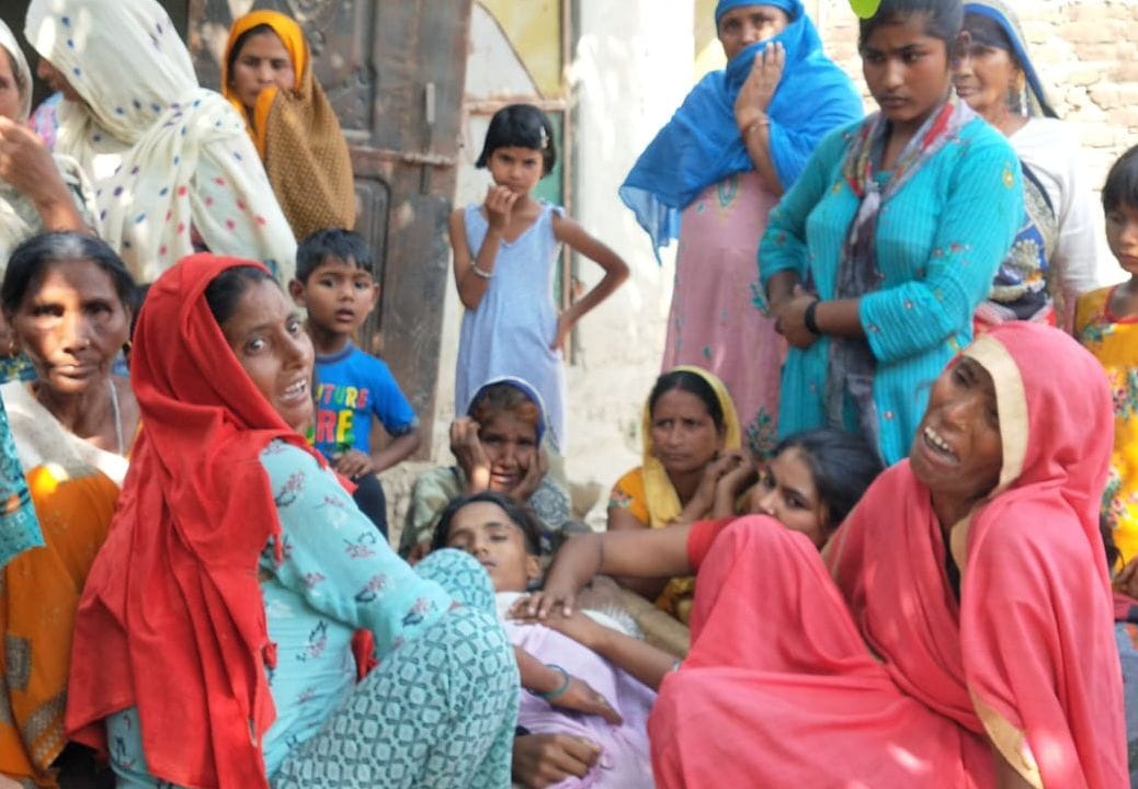 विलाप करते मृतक विजय कुमार के परिजन। संवाद