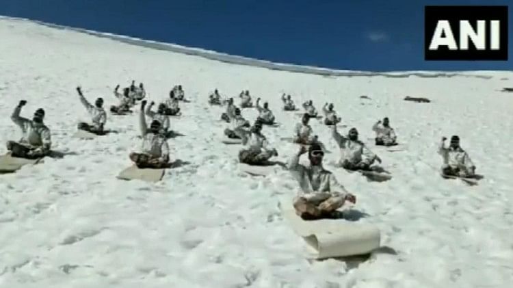 बर्फ के बीच हिमवीरों का योग सत्र : अंतरराष्ट्रीय योग दिवस से पहले आईटीबीपी जवानों ने 15 हजार फीट की ऊंचाई पर किया योगाभ्यास