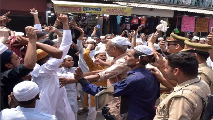 जमकर हंगामा करते युवक।