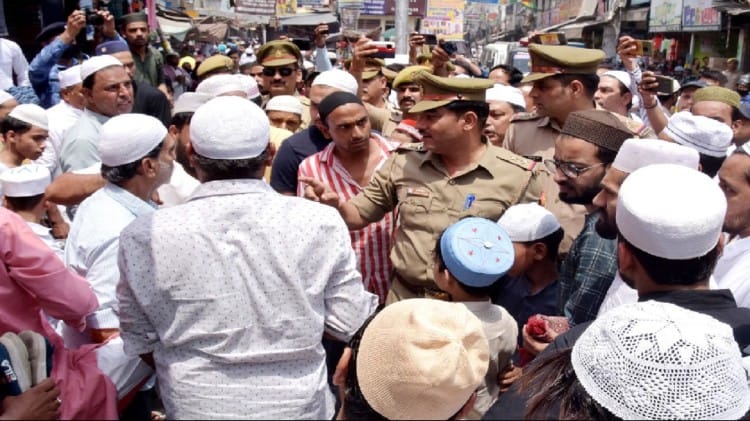 लोगों को समझाती पुलिस।