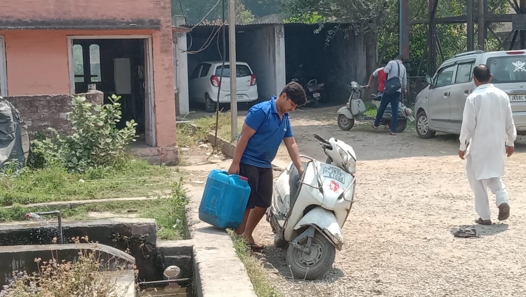 अपने घरेलु जरूरत के लिए पारलीवंड स्थित जलशक्ति विभाग के ट्यूबवेल से पानी लेकर जाता युवक। संवाद अपने घरेलु जरूरत के लिए पारलीवंड स्थित जलशक्ति विभाग के ट्यूबवेल से पानी लेकर जाता युवक। संवाद