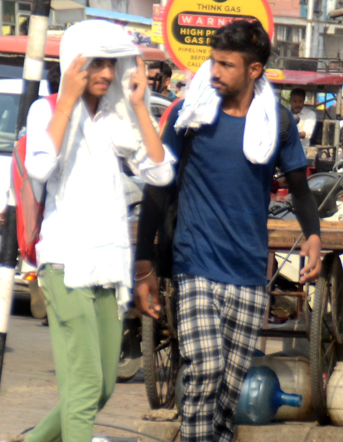 बागपत में गर्म हवा व लू से बचने के लिए कपड़ा लपेटकर जाता युवक बागपत में गर्म हवा व लू से बचने के लिए कपड़ा लपेटकर जाता युवक