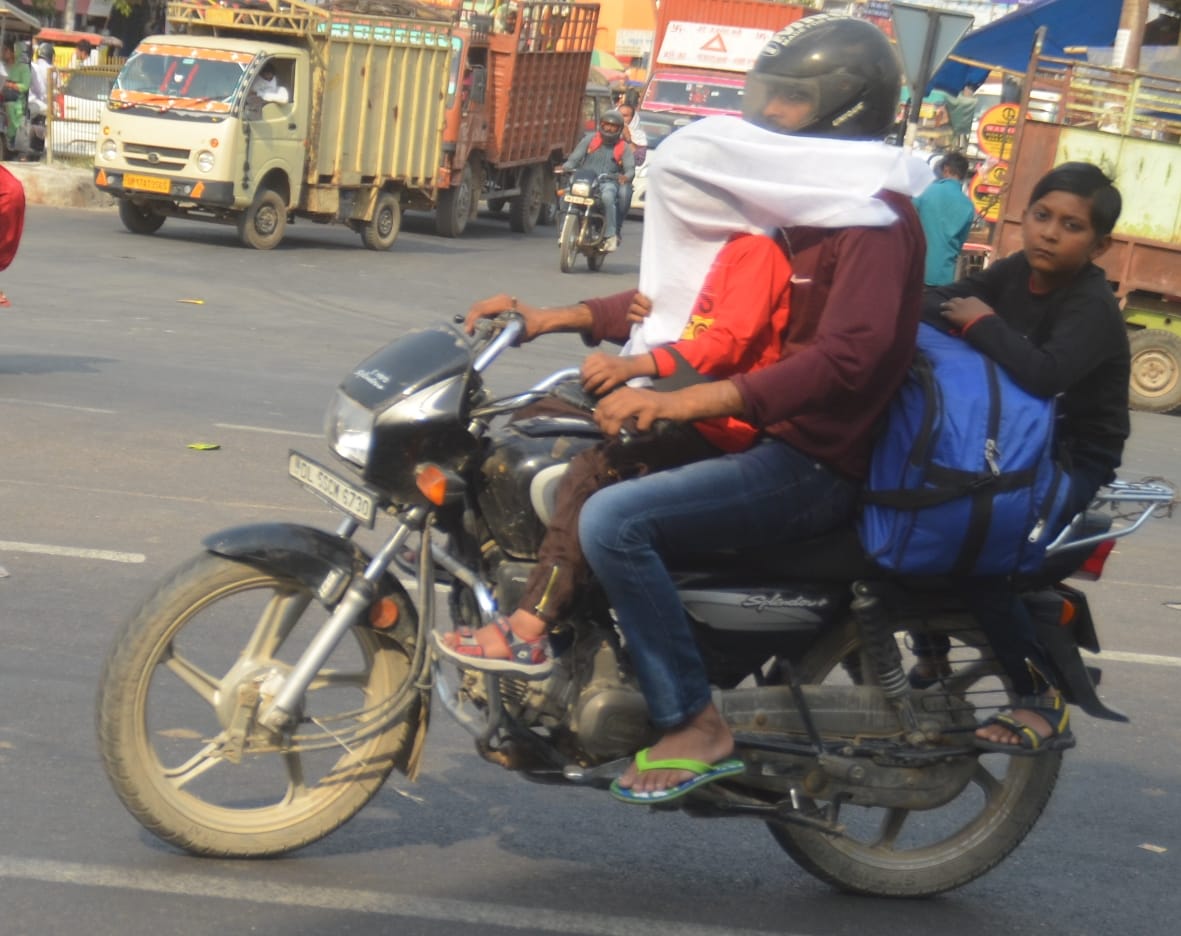 बागपत में दिल्ली-सहारनपुर नेशनल हाईवे पर कपड़ा लपेटकर लू से बच्चें को बचाकर बाइक चलाता युवक बागपत में दिल्ली-सहारनपुर नेशनल हाईवे पर कपड़ा लपेटकर लू से बच्चें को बचाकर बाइक चलाता युवक
