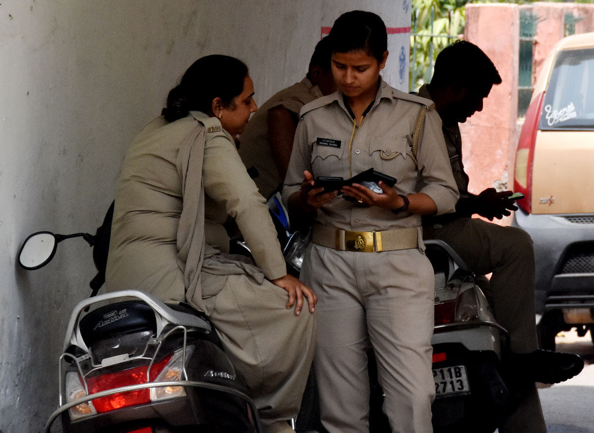 बिना मास्क के ड्यूटी करते पुलिस कर्मी