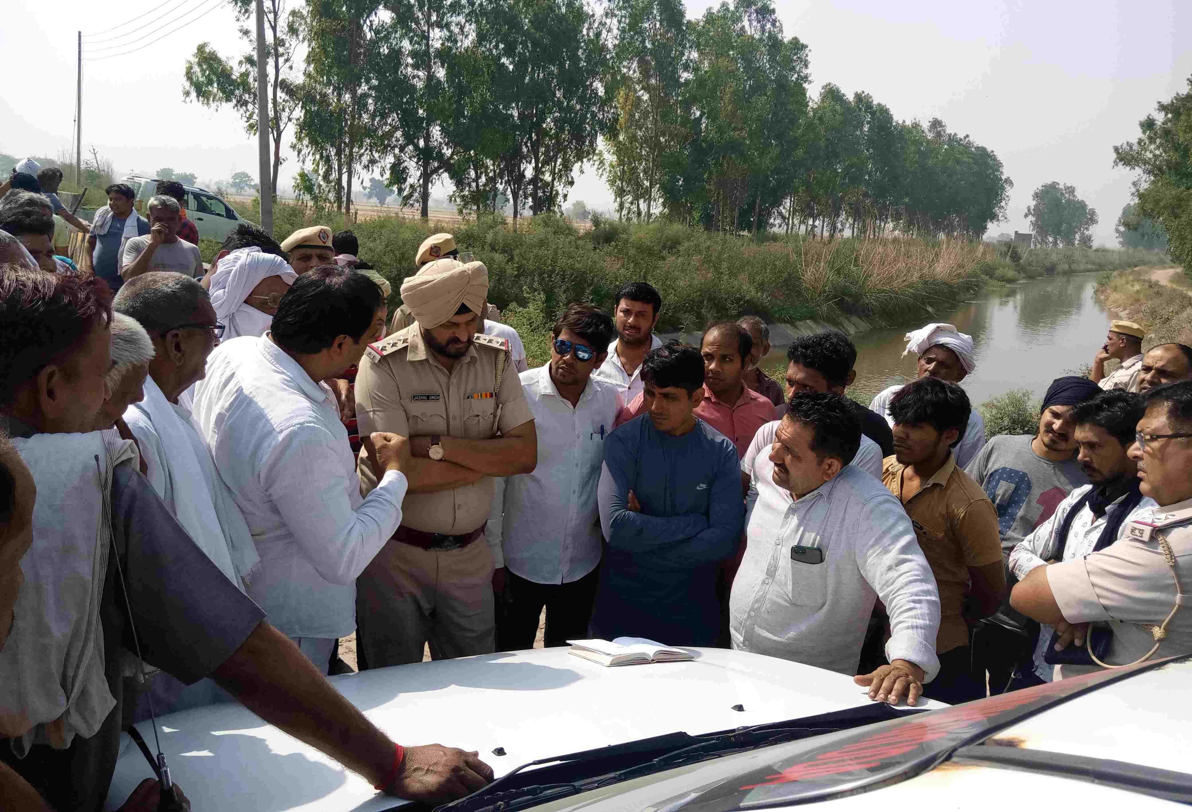 एनसीआर वाटर चैनल नहर के पास ग्रामीणों से बात करते थाना प्रभारी जसपाल सिंह। संवाद एनसीआर वाटर चैनल नहर के पास ग्रामीणों से बात करते थाना प्रभारी जसपाल सिंह। संवाद