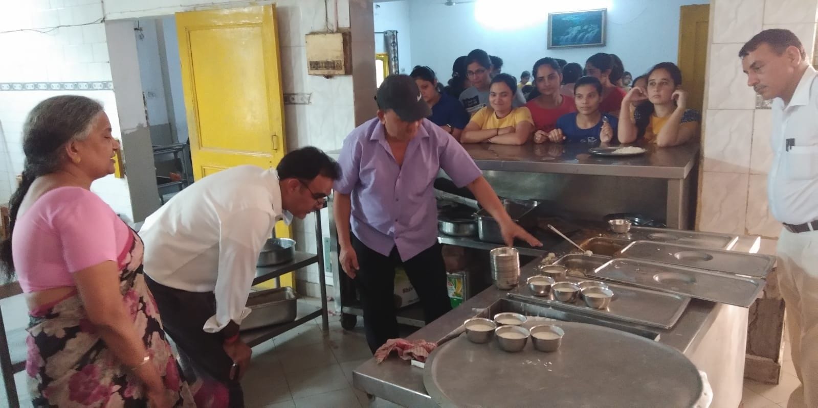 हिंदू कन्या महाविद्यालय में छात्राओं के धरना देने के बाद पहुंचे एसडीएम गन्नौर सुरेंद्र दून मेस ? हिंदू कन्या महाविद्यालय में छात्राओं के धरना देने के बाद पहुंचे एसडीएम गन्नौर सुरेंद्र दून मेस ?