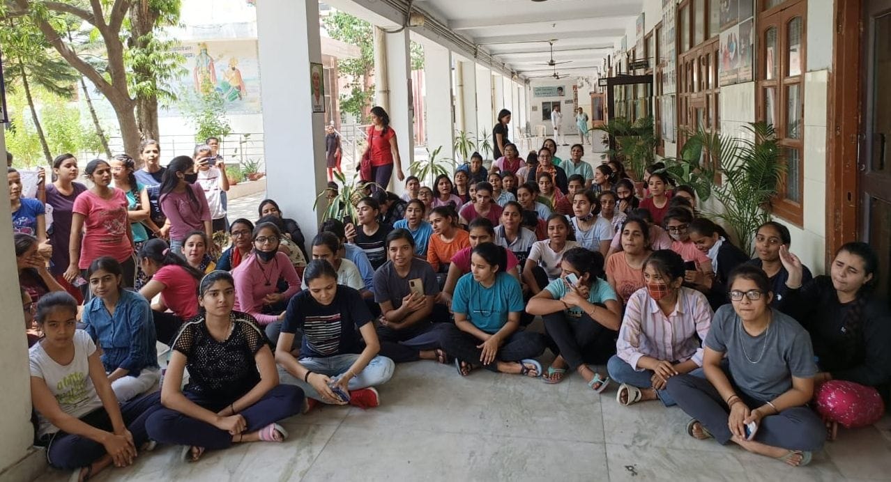 हिंदू कन्या महाविद्यालय में प्राचार्य कार्यालय के सामने धरने पर बैठीं छात्राएं। संवाद हिंदू कन्या महाविद्यालय में प्राचार्य कार्यालय के सामने धरने पर बैठीं छात्राएं। संवाद