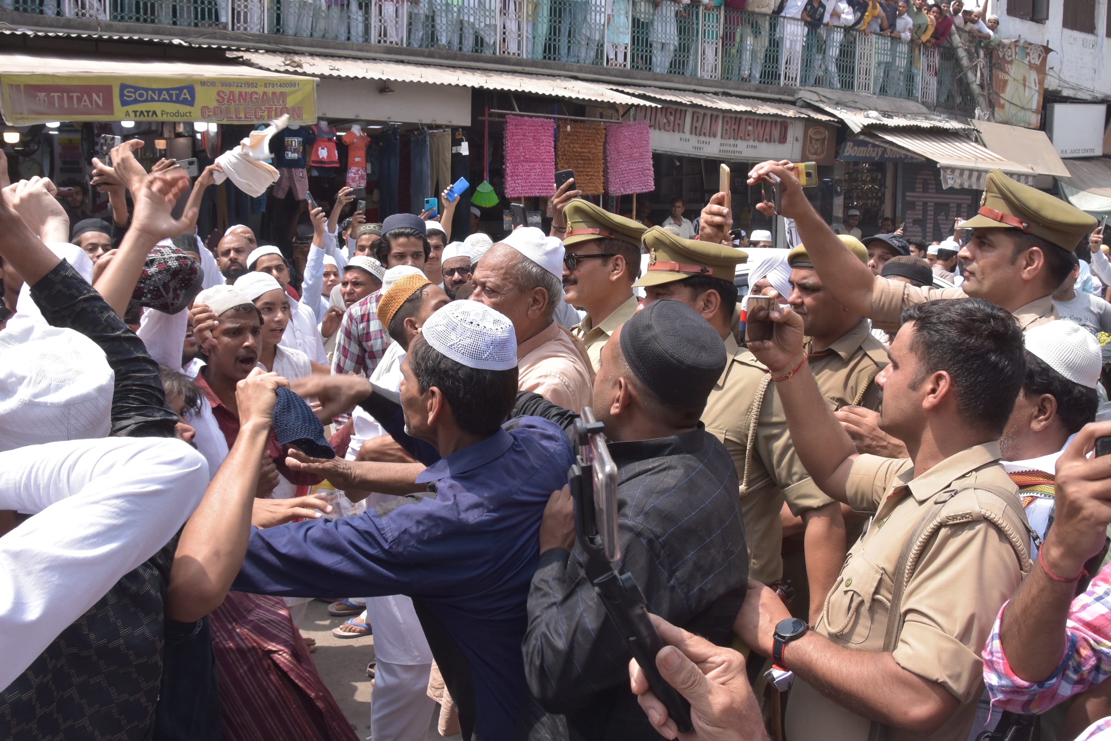 जामा मस्जिद के बाहर अलविदा जुमे की नमाज अदा करने से रोके जाने पर पुलिस के साथ धक्कामुक्की करते लो? जामा मस्जिद के बाहर अलविदा जुमे की नमाज अदा करने से रोके जाने पर पुलिस के साथ धक्कामुक्की करते लो?