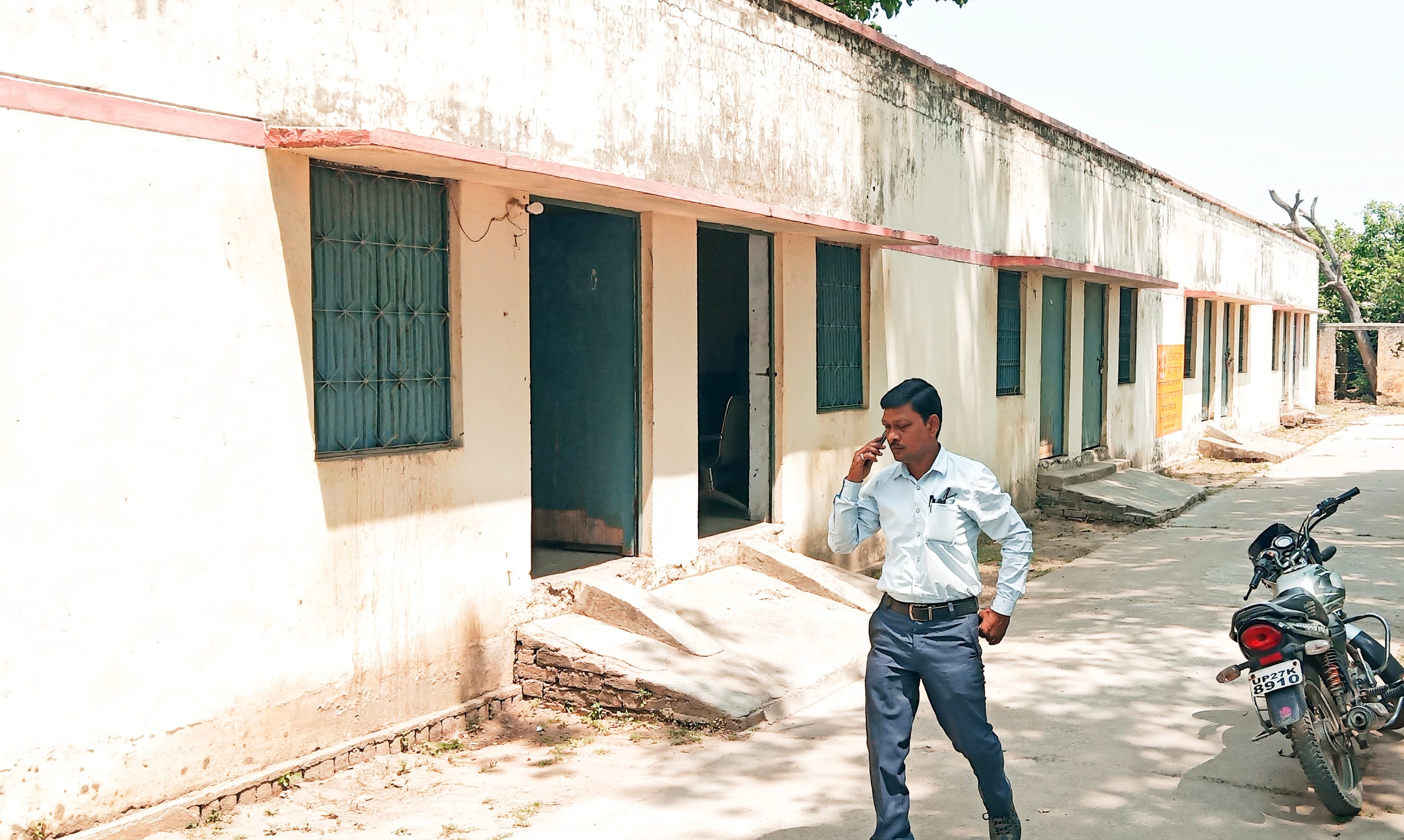 खुटार ब्लॉक में दो के अलावा बंद पड़े अन्य सचिवों के कमरे खुटार ब्लॉक में दो के अलावा बंद पड़े अन्य सचिवों के कमरे