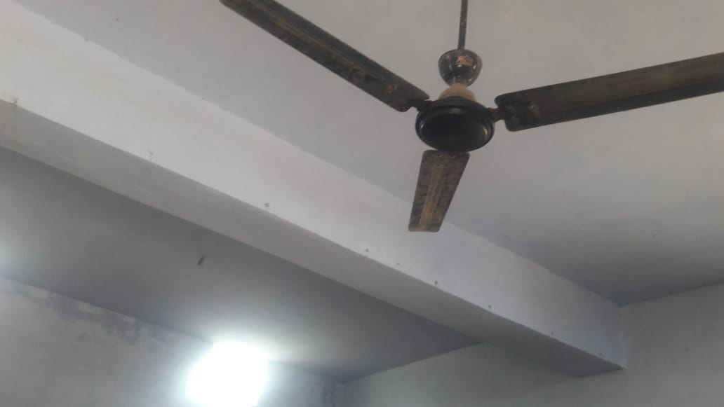 खुदाबक्सपुर माजरा के प्राथमिक स्कूल के कक्ष में टंगा पंखा और दूसरी तरफ खाली पड़ा कुंडा खुदाबक्सपुर माजरा के प्राथमिक स्कूल के कक्ष में टंगा पंखा और दूसरी तरफ खाली पड़ा कुंडा