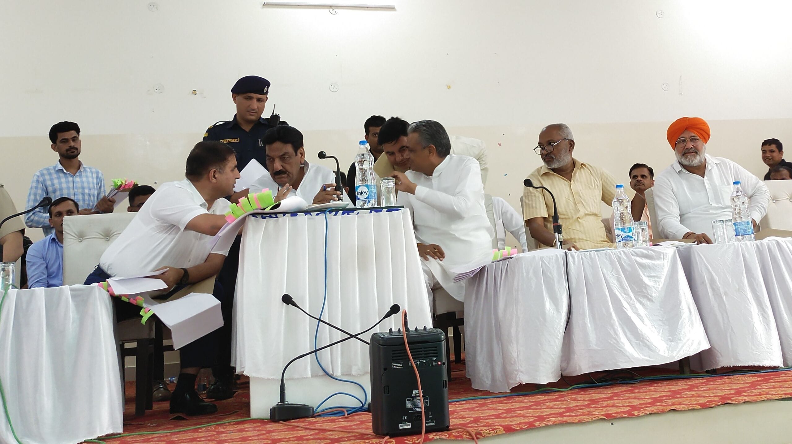 लोक संपर्क एवं जनपरिवाद समिति की बैठक में लोक निर्माण विभाग के तत्कालीन एक्सईएन पर कार्रवाई को ल? लोक संपर्क एवं जनपरिवाद समिति की बैठक में लोक निर्माण विभाग के तत्कालीन एक्सईएन पर कार्रवाई को ल?