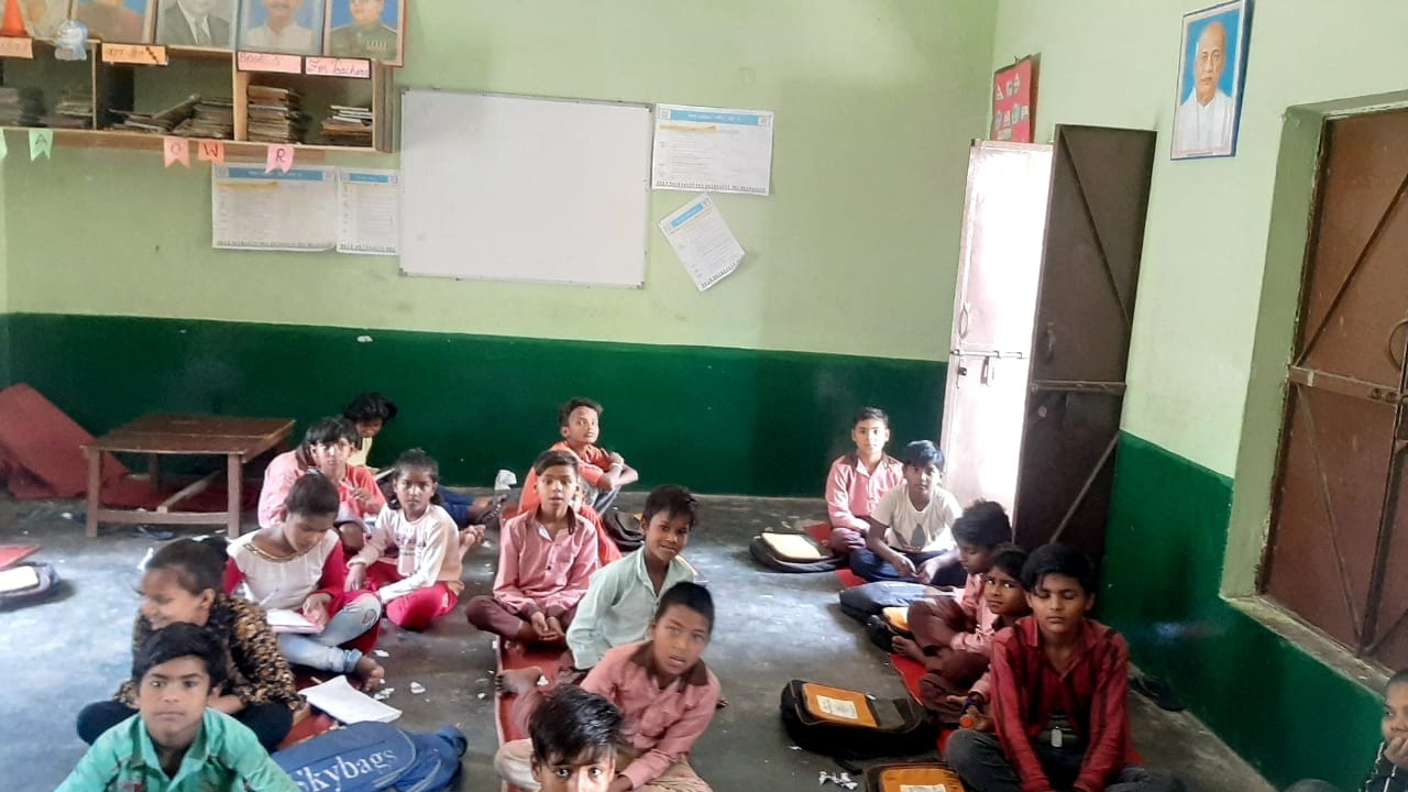 नागल के पठोडी में नीचे बैठकर शिक्षा ग्रहण करते बच्चें नागल के पठोडी में नीचे बैठकर शिक्षा ग्रहण करते बच्चें
