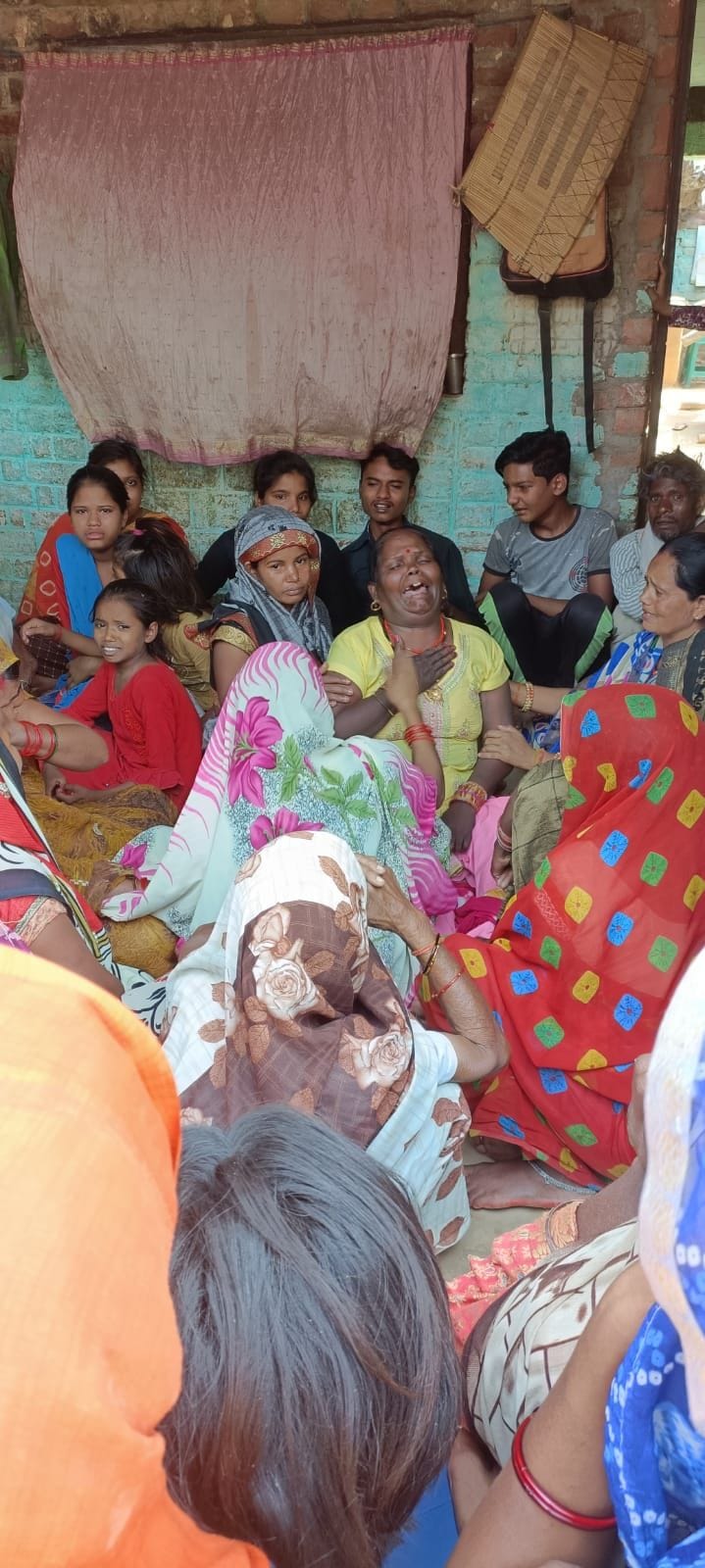 रोते-बिलखते परिजन। संवाद रोते-बिलखते परिजन। संवाद