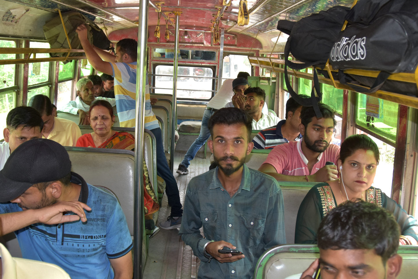 सहारनपुर से दिल्ली जाने वाली बस में बिना मास्क के यात्रा करते यात्री