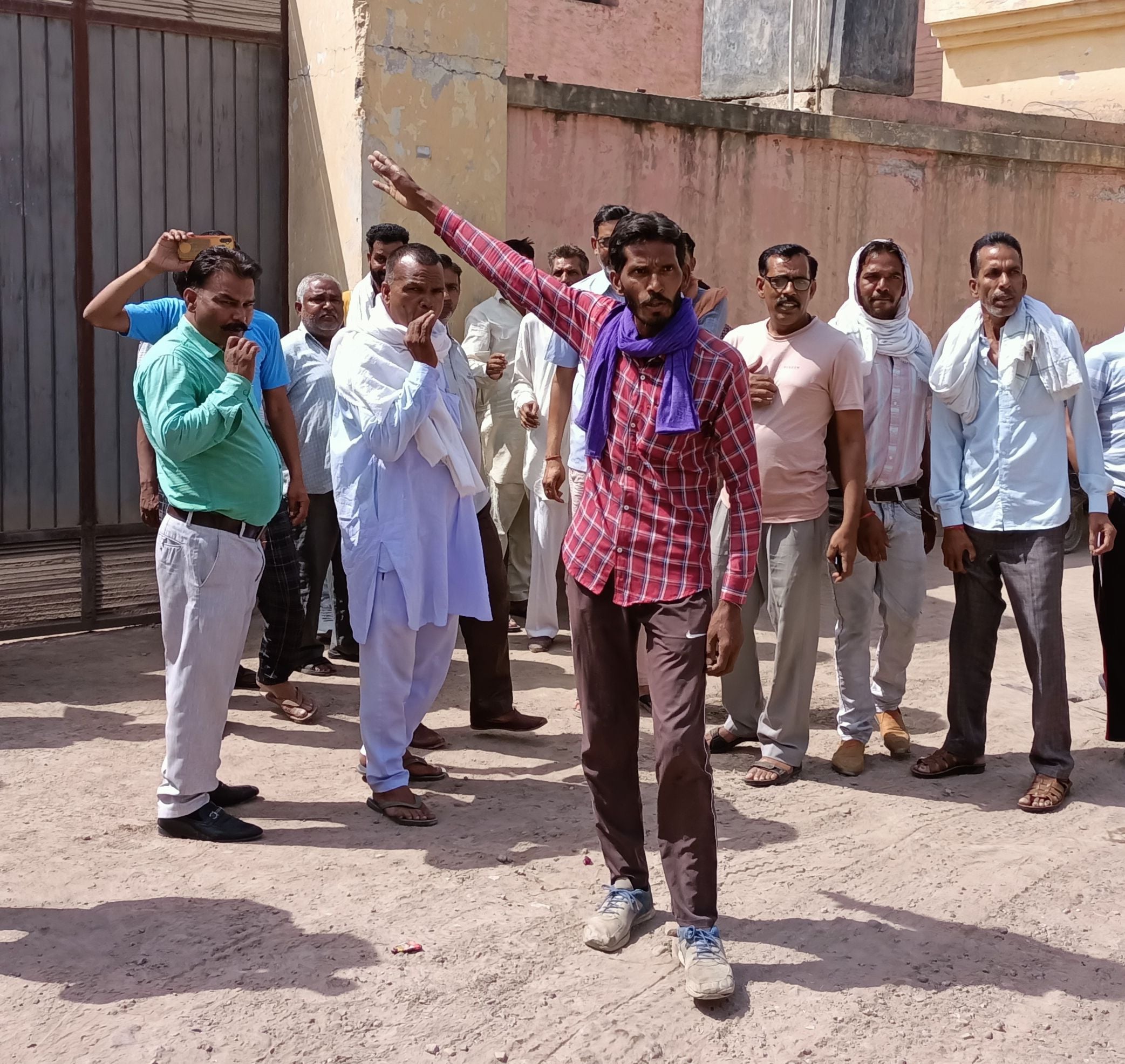 सिरसा गेहूं की सीधी खरीद को लेकर गोदाम के बाहर विरोध जताते मंडी मजदूर।