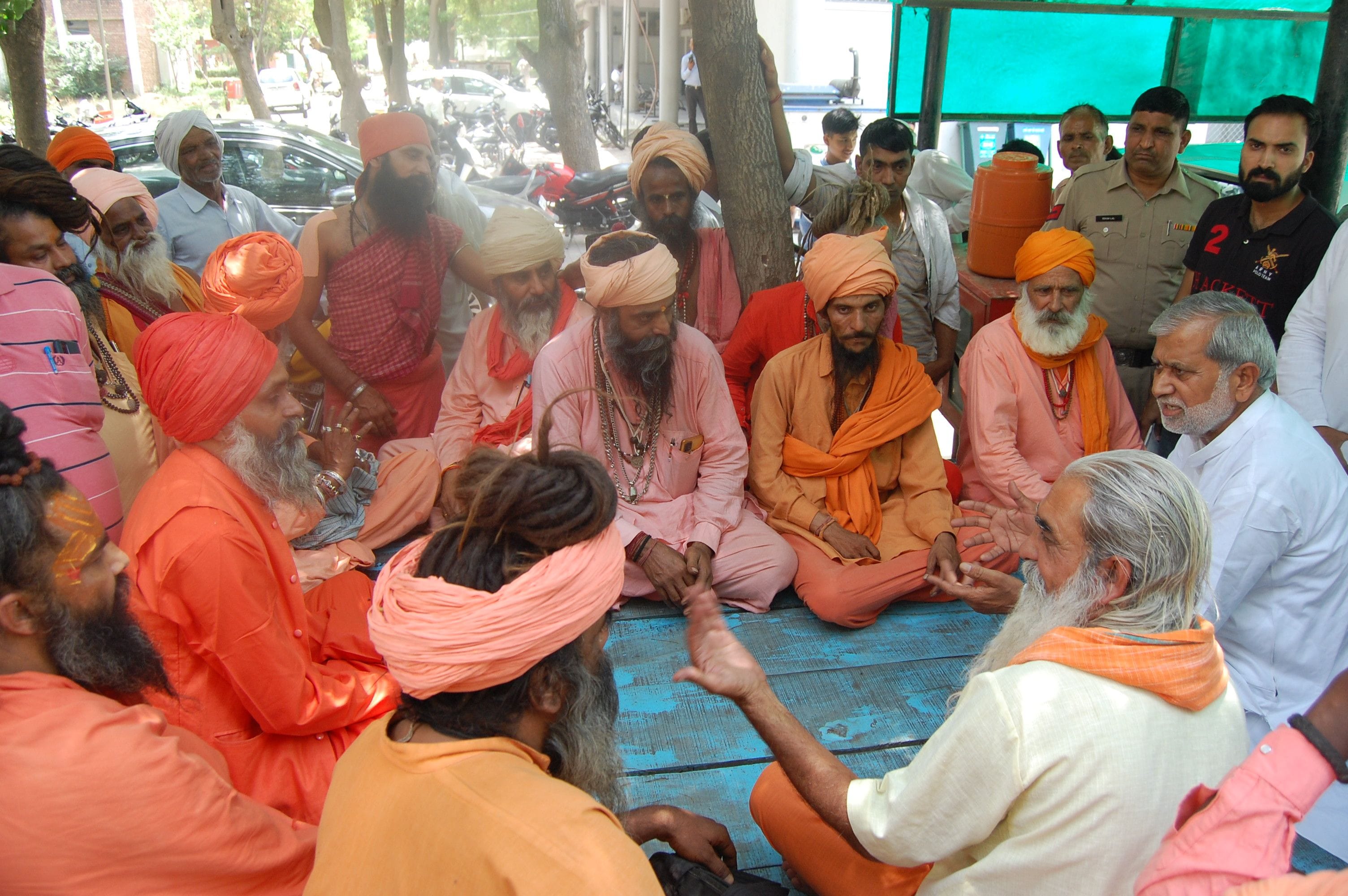 17-कैथल। लघु सचिवालय परिसर में विधायक लीलाराम से मिलते हुए डेरे के मंहत दूजपुरी व अन्य जूना अखाड़ा 17-कैथल। लघु सचिवालय परिसर में विधायक लीलाराम से मिलते हुए डेरे के मंहत दूजपुरी व अन्य जूना अखाड़ा