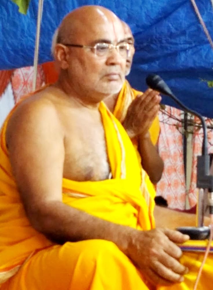 अब्दुल्लागंज में कथा सुनाते पुष्कर के रामचंद्राचार्य स्वामी। संवाद
