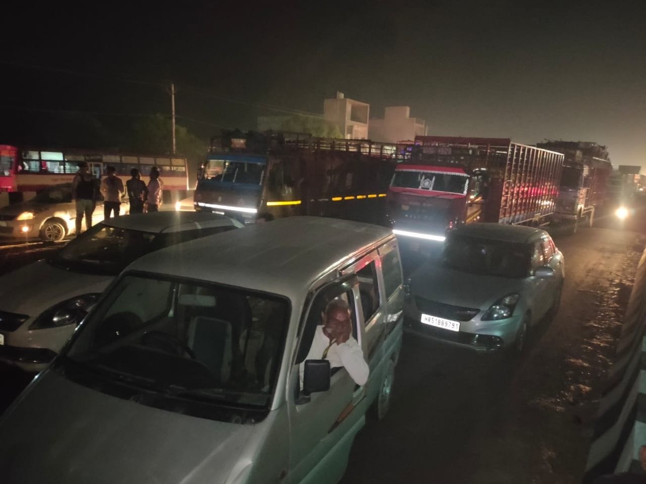 बौनेर बिजली घर के पास लगा जाम। बौनेर बिजली घर के पास लगा जाम।