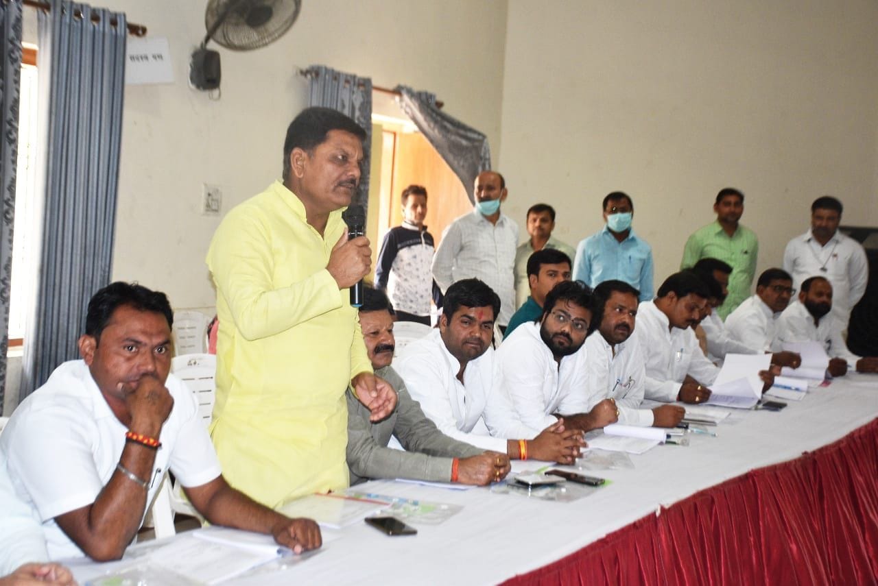 बोर्ड बैठक में अपने क्षेत्र की समस्या बताते सदस्य अरविंद यादव। संवाद बोर्ड बैठक में अपने क्षेत्र की समस्या बताते सदस्य अरविंद यादव। संवाद