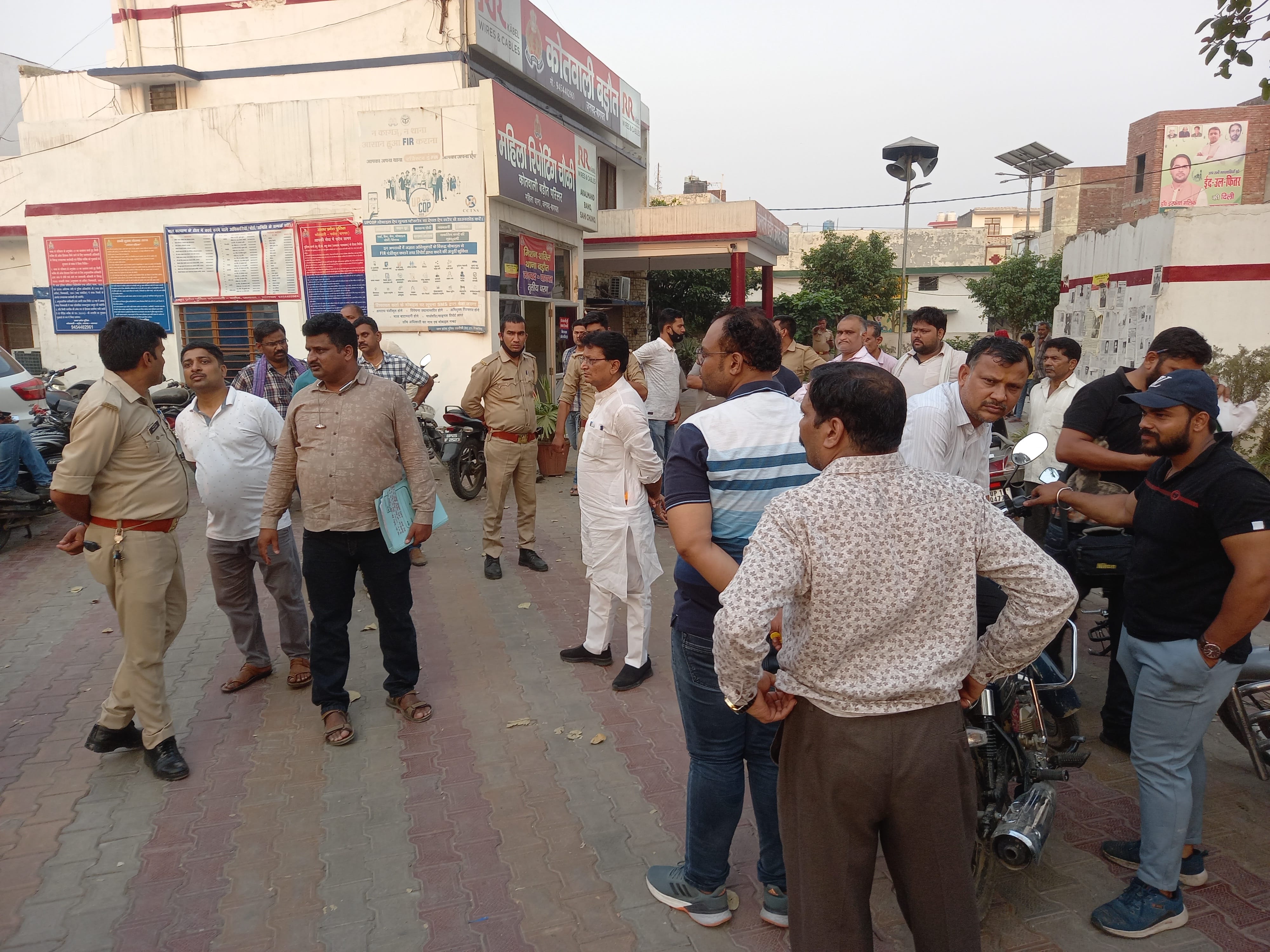 बड़ौत कोतवाली में जमा व्यापारियों की भीड़