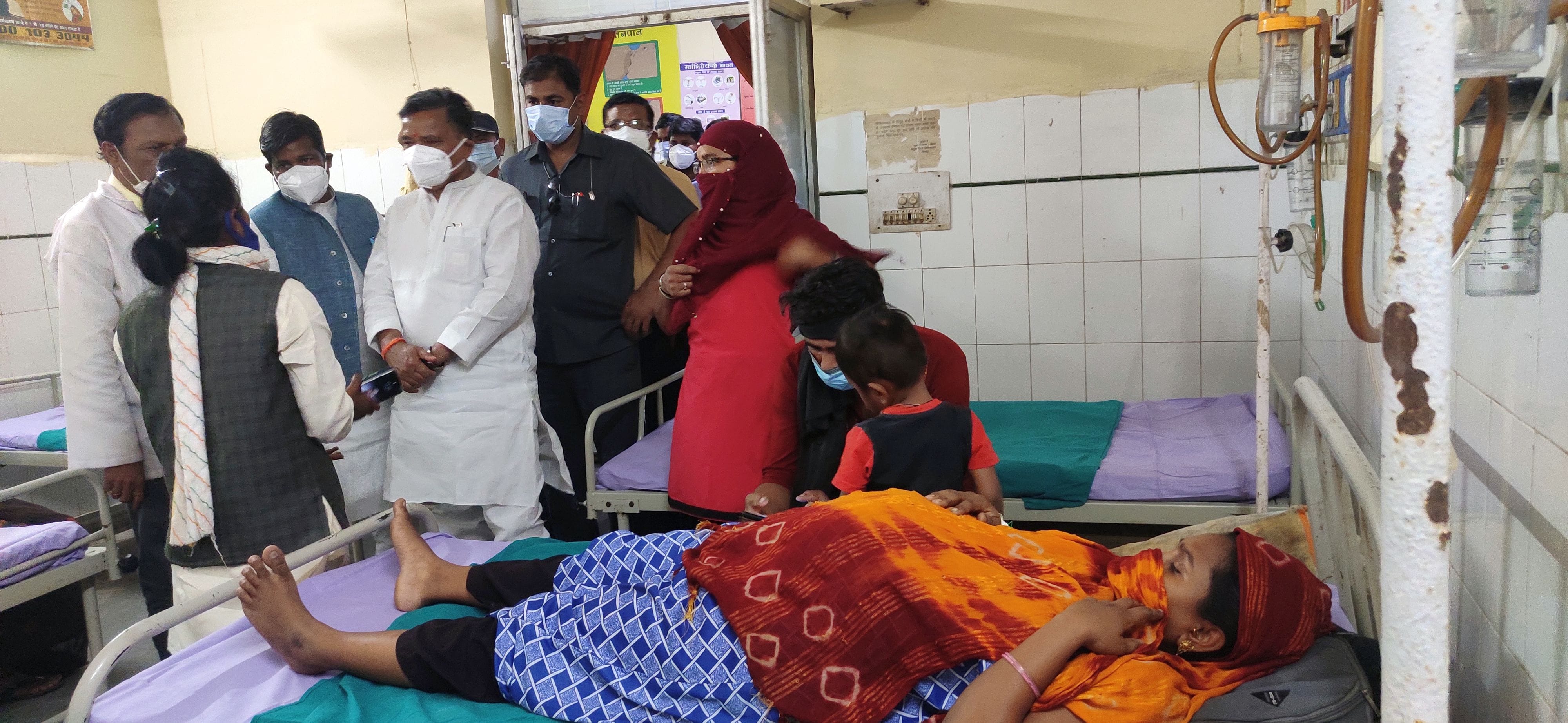 फोटो- 8-चित्रकूट में जिला अस्पताल में जच्चा बच्चा केंद्र का निरीक्षण के दौरान सीएमएस से जानकारी ल? फोटो- 8-चित्रकूट में जिला अस्पताल में जच्चा बच्चा केंद्र का निरीक्षण के दौरान सीएमएस से जानकारी ल?