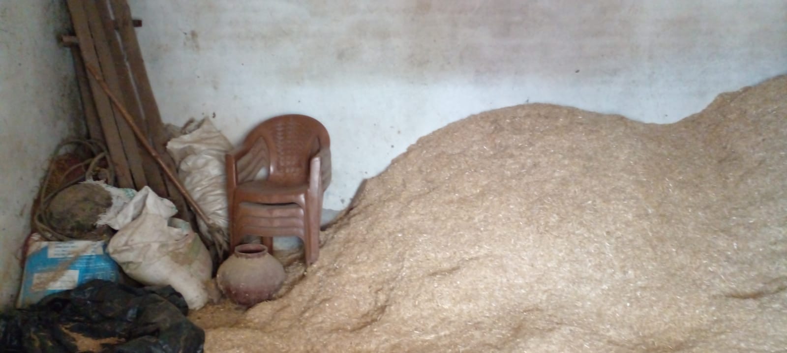 गांव बालू के ग्राम सचिवालय में भरा भूसा गांव बालू के ग्राम सचिवालय में भरा भूसा