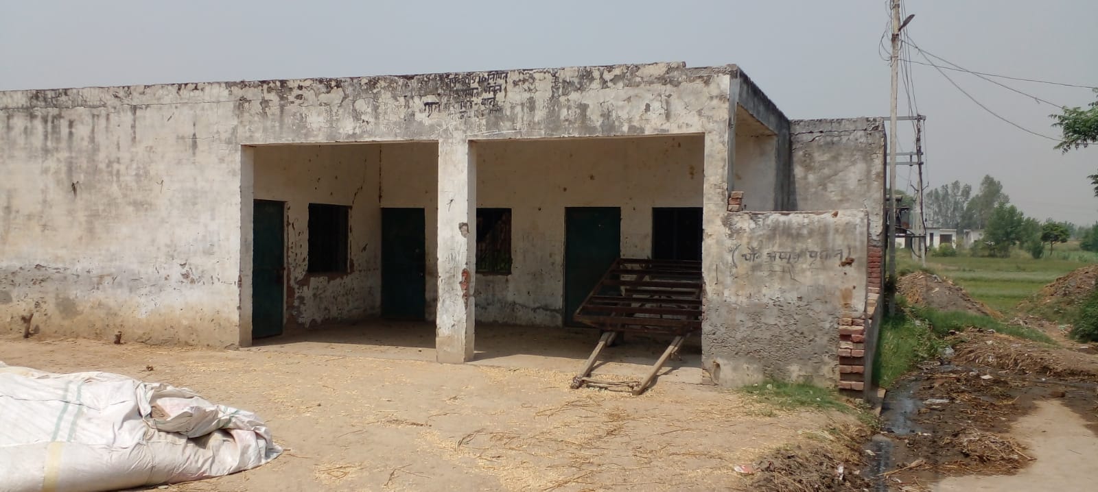 गांव बालू में बदहाल पड़ा ग्राम सचिवालय, इसमें अंदर भूसा और उपले भरे हैं। गांव बालू में बदहाल पड़ा ग्राम सचिवालय, इसमें अंदर भूसा और उपले भरे हैं।