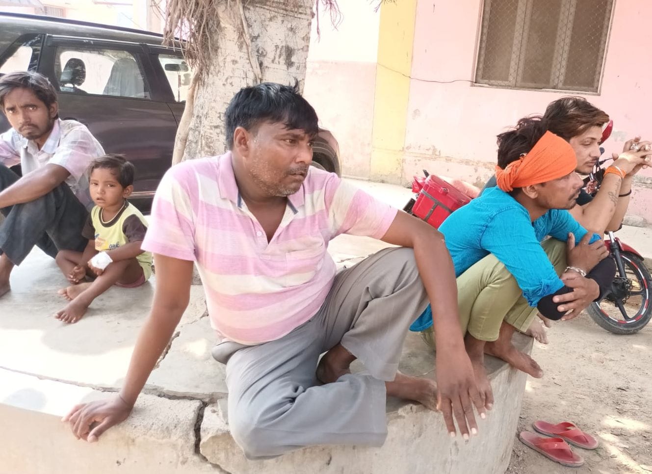 hardoi news,Bike riding sweeper dies due to vehicle collision
