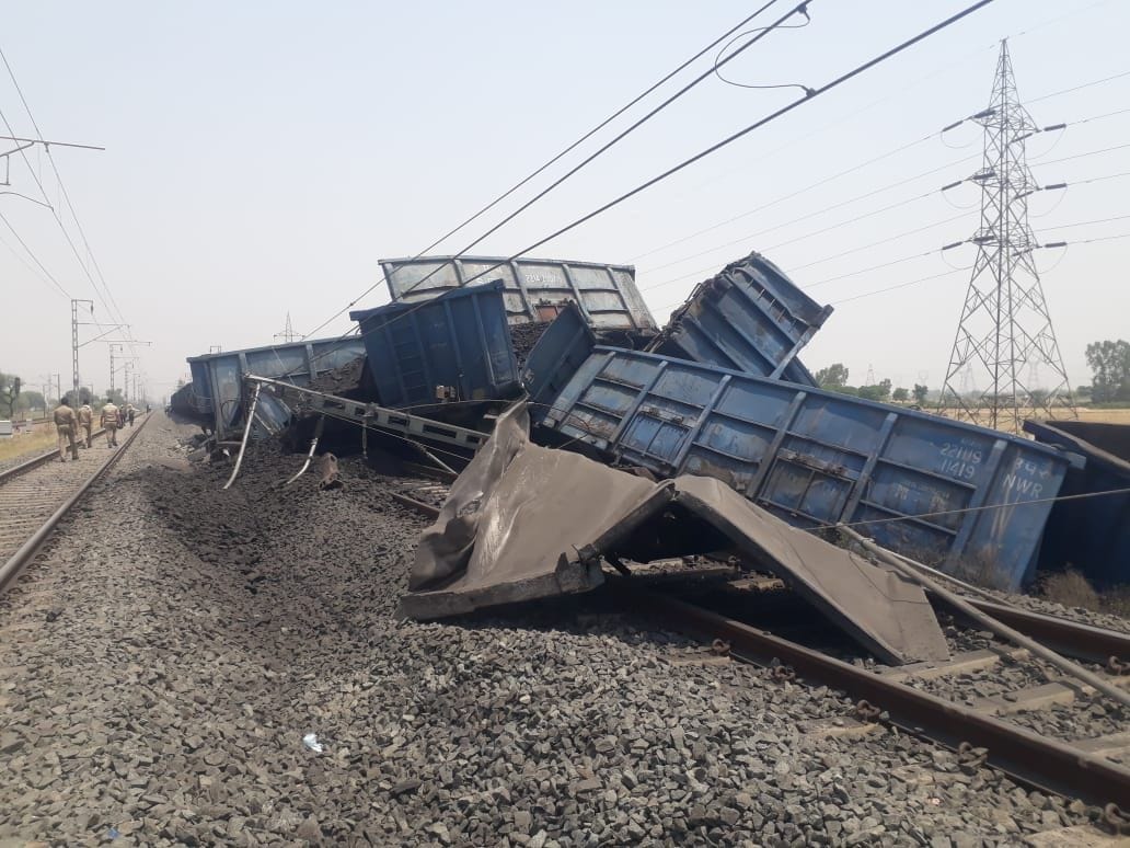 हादसे के बाद टूटकर गिरा ओएचई लाइन का खंभा,बिखरा पड़ा कोयला। संवाद हादसे के बाद टूटकर गिरा ओएचई लाइन का खंभा,बिखरा पड़ा कोयला। संवाद